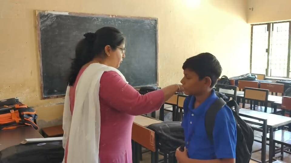 रायबरेली:
आश्रम पद्धति सर्वोदय विद्यालय पहुंची डीएम।
छात्रों के सड़क जाम के बाद डीएम सरनीत कौर ब्रोका ने स्कूल का किया निरीक्षण।
दो दिन पहले अव्यवस्थाओं को लेकर छात्रों ने सड़क पर उतरकर किया था प्रदर्शन।
डीएम ने कक्षाओं, प्रयोगशाला, रसोईघर, डायनिंग हॉल और हॉस्टल का लिया जायजा।
छात्रों से सीधे संवाद कर उनकी समस्याएं सुनीं,
छात्रों को बेहतर शैक्षिक माहौल और मूलभूत सुविधाएं उपलब्ध कराना प्रशासन की प्राथमिकता - डीएम
