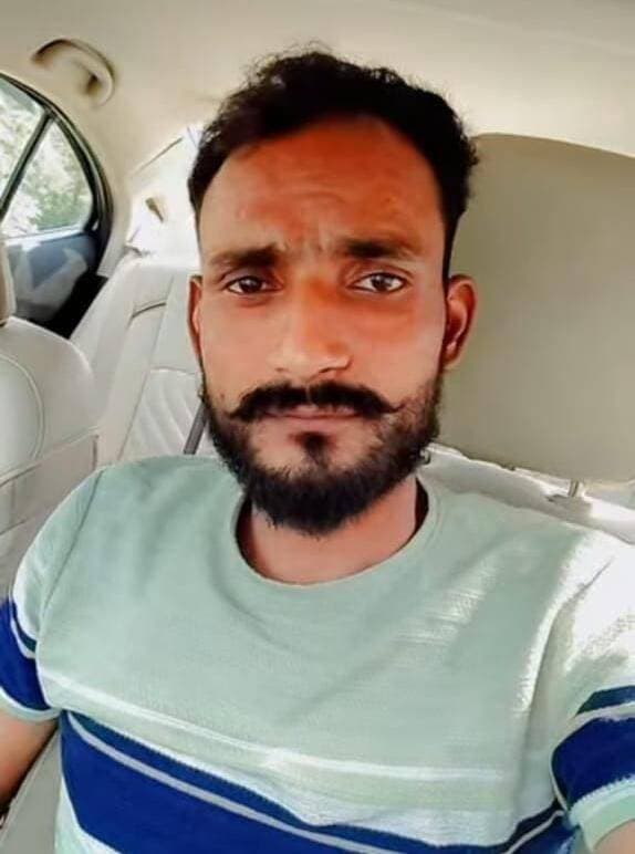 रायबरेली में प्रेम संबंध का बेहद खौफनाक अंजाम सामने आया है। यहां शादीशुदा प्रेमिका ने पहले प्रेमी को मिलने के लिए बुलाया और फिर पति के साथ मिलकर उसकी बेरहमी से हत्या कर दी। मामला बछरावां थाना क्षेत्र के खैरहनी गांव का है। मृतक प्रेमी की पहचान हरचंदपुर थाना क्षेत्र के छतैया गांव निवासी रमाकांत के रूप में हुई है। परिजनों के मुताबिक रमाकांत के पास शादीशुदा महिला का फोन आया था, जिसके बाद वह अपनी कार से उससे मिलने खैरहनी पहुंचा। आरोप है कि वहां पहले से मौजूद महिला और उसके पति ने रमाकांत पर ईंटों से ताबड़तोड़ हमला कर दिया। गंभीर रूप से घायल रमाकांत की मौत हो गई। घटना की सूचना मिलते ही पुलिस मौके पर पहुंची और शव को कब्जे में लेकर जांच शुरू कर दी। पुलिस ने शादीशुदा प्रेमिका और उसके पति को हिरासत में लेकर पूछताछ शुरू कर दी है।
फिलहाल पुलिस पूरे मामले की जांच कर रही है कि आखिर प्रेम संबंध में ऐसा क्या हुआ कि मुलाकात के लिए बुलाए गए प्रेमी की ईंटों से कूचकर हत्या कर दी गई।
