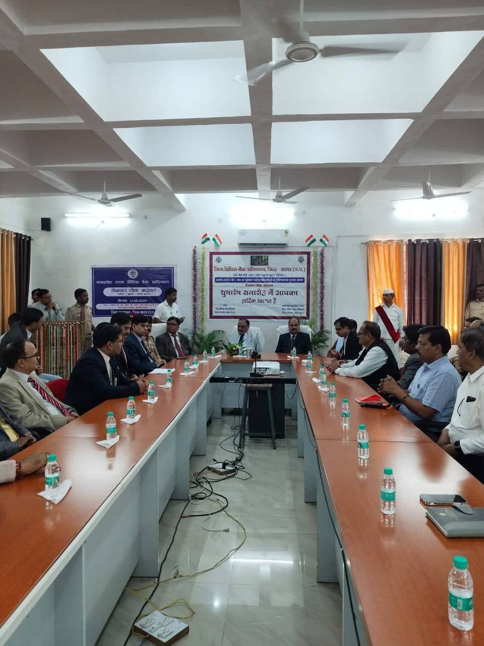 ➡️ नेशनल लोक अदालत में जिले में 4709 प्रकरणों का किया गया निराकरण
प्रधान जिला एवं सत्र न्यायाधीश / अध्यक्ष महोदय, जिला विधिक सेवा प्राधिकरण, जिला सागर श्री एम. के. शर्मा के मार्गदर्शन में एवं श्री विवेक सिंह रघुवंशी, विशेष न्यायाधीश एवं समन्वयक नेशनल लोक अदालत सागर के निर्देशन में आज दिनांक 12.09. 2026 को जिला एवं तहसील स्तर पर नेशनल लोक अदालत का आयोजन संपंन हुआ। जिला मुख्यालय सागर पर नेशनल लोक अदालत का शुभारंभ प्रातः 10:30 बजे एडीआर सेंटर भवन जिला न्यायालय परिसर सभागार में माननीय प्रधान जिला एवं सत्र न्यायाधीश महोदय सागर द्वारा भाँ सरस्वती की प्रतिमा पर माल्यार्पण व दीप प्रज्वलित कर किया गया।
इस अवसर पर श्री आशुतोष मिश्र, प्रधान न्यायाधीश कुटुम्ब न्यायालय सागर, श्री विवेक सिंह रघुवंशी, विशेष न्यायाधीश एवं समन्वयक नेशनल लोक अदालत एवं सचिव जिला अधिवक्ता संघ, न्यायायिक अधिकारीगण, अधिवक्तागण, कर्मचारीगण, पक्षकारगण सम्मिलित हुए। न्यायायिक मजिस्ट्रेट प्रथम श्रेणी एवं सचिव जिला विधिक सेवा प्राधिकरण, सागर श्री अंकित श्रीवास्तव, ने बताया कि नेशनल लोक अदालत में प्रकरणों के निराकरण के लिए 48 खण्डपीठों का गठन किया गया था, जिसमें आपराधिक शमनीय प्रकरण, सिविल प्रकरण, धारा 138 एनआई एक्ट के अंतर्गत प्रकरण, मोटर दुर्घटना, क्षतिपुर्ति दावा प्रकरण, रजिस्व प्रकरण, वैवाहिक प्रकरण, विद्युत, जल एवं संपत्तिकर संबंधी प्रकरणों, बीएसएनएल तथा बैंकों के वसूली से संबंधित निराकरण
हेतु प्रस्तुत किए गये। नेशनल लोक अदालत में न्यायालयों में लंबित 4709 प्रकरणों का निराकरण किया गया, जिसमें मोटर दुर्घटना क्षतिपुर्ति दावा के 151 एनआई एक्ट के 195, फौजदारी / अपील 620 वैवाहिक प्रकरण 140 दीवानी प्रकरण 53 विद्युत प्रकरण 185 एवं अन्य प्रकरण 346 है।
नेशनल लोक अदालत में विभिन्न विभागों द्वारा प्रस्तुत कुल 2333 प्रीलिटीगेशन प्रकरणों का भी निराकरण किया गया है। इस प्रकार इस नेशनल लोक अदालत में न्यायालय में लंबित एवं प्रीलिटीगेशन के कुल 7042 प्रकरणों का निराकरण आपसीराजानामा के आधार पर किया गया।
CM Madhya Pradesh Dr Mohan Yadav Jansampark Madhya Pradesh #JansamparkMP #sagar
