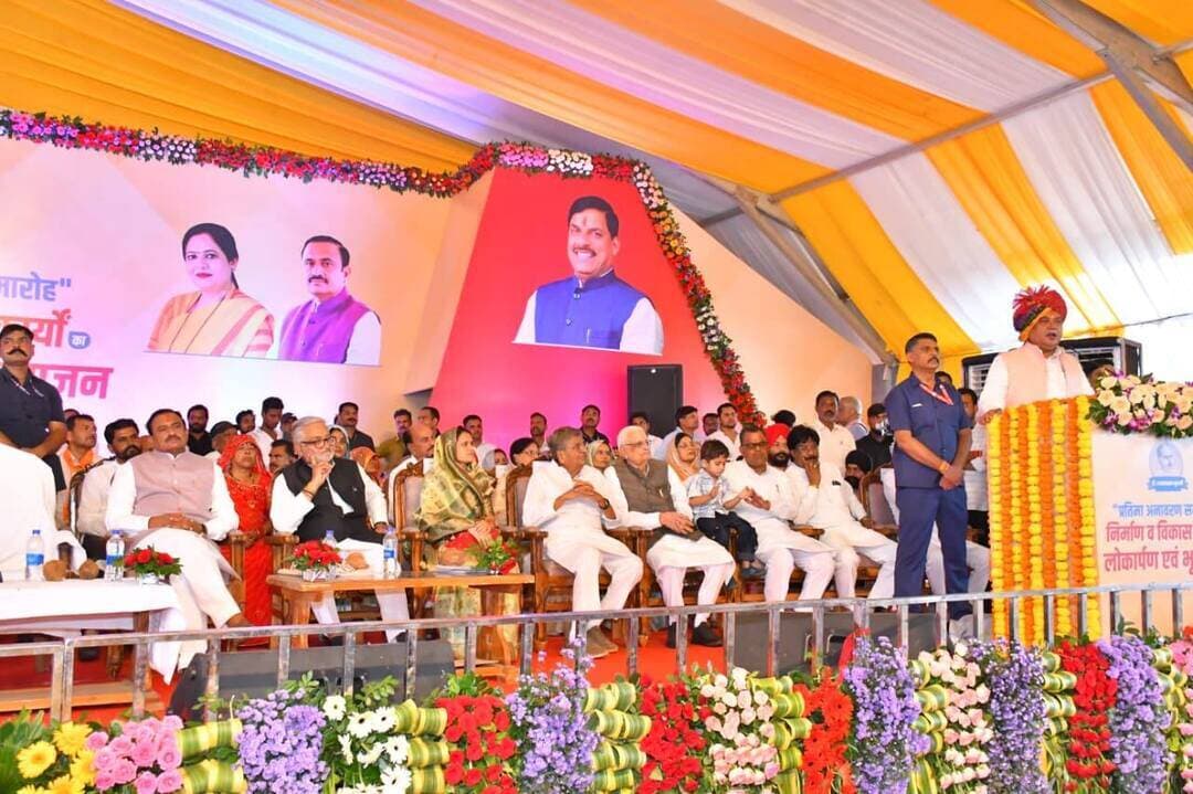 ➡️ विधानसभा अध्यक्ष श्री नरेन्द्र सिंह तोमर ने खुरई में 22 करोड़ के विकास कार्यों का किया लोकार्पण एवं भूमिपूजन
मध्यप्रदेश विधानसभा अध्यक्ष श्री नरेन्द्र सिंह तोमर के मुख्य आतिथ्य में खुरई में विभिन्न विकास कार्यों का लोकार्पण एवं भूमिपूजन संपन्न हुआ। इस अवसर पर खुरई स्थित पार्क में स्थापित डॉ. श्यामा प्रसाद मुखर्जी की प्रतिमा का अनावरण भी किया गया।
कार्यक्रम को संबोधित करते हुए विधानसभा अध्यक्ष श्री नरेन्द्र सिंह तोमर ने कहा कि महापुरुषों के विचार और उनका जीवन समाज के लिए सदैव प्रेरणास्रोत रहता है। उन्होंने कहा कि खुरई में विकास कार्यों के साथ-साथ नागरिकों की सुविधाओं को प्राथमिकता दी जा रही है। ऐसे आयोजन नई पीढ़ी को देश के महापुरुषों के योगदान और उनके समर्पण से जोड़ने का अवसर प्रदान करते हैं।
इस अवसर पर क्षेत्र में ₹22 करोड़ की लागत के विभिन्न विकास कार्यों का लोकार्पण एवं भूमिपूजन किया गया। इसमें ₹12 करोड़ की लागत से निर्मित खुरई का नवीन नगर पालिका भवन, मिडवे रिट्रीट तथा गुरु तेग बहादुर चौराहे के उन्नयन व विकास कार्य शामिल हैं।
सागर सांसद डॉ. लता वानखेड़े ने कहा कि पूर्व गृहमंत्री, खुरई विधायक श्री भूपेन्द्र सिंह का पूरा चिंतन खुरई के विकास के लिए समर्पित है। उन्होंने खुरई में सर्वांगीण विकास कर यहां की तस्वीर बदल दी। उन्होंने खुरई में विभिन्न पार्कों में देश के महापुरुषों की प्रतिमाएं स्थापित की हैं जिनसे आने वाली पीढ़ियों को प्रेरणा मिलती रहेगी। उन्होंने कहा कि अखंड भारत के लिए डॉ. श्यामा प्रसाद मुखर्जी का बलिदान अविस्मरणीय है।
विधायक श्री भूपेंद्र सिंह ने कहा कि डॉ. श्यामा प्रसाद मुखर्जी ने जिस राष्ट्रवादी विचारधारा का बीजारोपण किया, उसे पंडित दीनदयाल उपाध्याय ने अंत्योदय के सिद्धांत से आगे बढ़ाया और बाद में पूर्व प्रधानमंत्री स्व. श्री अटल बिहारी वाजपेयी ने संवाद एवं लोकतांत्रिक मूल्यों के माध्यम से जन-जन तक पहुंचाया। उन्होंने कहा कि डॉ. मुखर्जी का संघर्ष राष्ट्रीय स्वाभिमान और देश की एकता के लिए था। उन्होंने क्षेत्र में संचालित विकास योजनाओं और नागरिक सुविधाओं के विस्तार पर भी प्रकाश डाला। उन्होंने बताया कि नवीन नगर पालिका भवन का निर्माण प्रशासनिक गतिविधियों को सुचारू बनाने और आमजन को बेहतर सेवाएं उपलब्ध कराने के उद्देश्य से किया गया है।
हाल ही में बंडा क्षेत्र में हुई दुखद दुर्घटना को देखते हुए कार्यक्रम को पूरी सादगी के साथ आयोजित किया गया। इस अवसर पर किसी भी प्रकार का स्वागत समारोह या आतिशबाजी का आयोजन नहीं किया गया। कार्यक्रम के अंत में उपस्थित सभी जनप्रतिनिधियों एवं नागरिकों द्वारा 2 मिनट का मौन रखकर दिवंगत आत्माओं को श्रद्धांजलि अर्पित की गई।
कार्यक्रम में विधायक देवरी बृजबिहारी पटैरिया, श्री श्याम तिवारी, पूर्व सांसद श्री राजबहादुर सिंह, खुरई नपा अध्यक्ष श्रीमती नन्हींबाई अहिरवार, पूर्व नपा अध्यक्ष श्री जिनेंद्र गुरहा, पूर्व विधायक श्री धरमू राय, डॉ. सुशील तिवारी, श्री अविराज सिंह, बरोदिया नपं अध्यक्ष श्रीमती मालती कुशवाहा, बांदरी नपं अध्यक्ष श्रीमती सुधा विश्वनाथ लोधी, मालथौन नपं अध्यक्ष श्री जयंत सिंह बुंदेला, जनपद अध्यक्ष श्री जमना अहिरवार, उपाध्यक्ष श्री राजेंद्र सिंह नगदा, जनपद उपाध्यक्ष श्री बलवीरसिंह राजपूत सहित स्थानीय जनप्रतिनिधि, विभिन्न निकायों के अध्यक्ष एवं बड़ी संख्या में नागरिक उपस्थित रहे।
CM Madhya Pradesh Dr Mohan Yadav Jansampark Madhya Pradesh #JansamparkMP #sagar