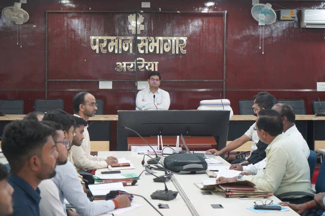 अररिया जिला कृषि टास्क फोर्स की बैठक में योजनाओं की समीक्षा, कृषकों को कृषि, मत्स्य, पशुपालन एवं कृषि यंत्र आधारित योजनाओं से अधिक से अधिक लाभ दिलाने के निर्देश
अररिया जिला पदाधिकारी विनोद दूहन की अध्यक्षता में जिला कृषि टास्क फोर्स की बैठक आयोजित की गई। बैठक में कृषि के साथ-साथ मत्स्य, पशुपालन, कृषि यांत्रिकीकरण एवं पौधा संरक्षण से संबंधित योजनाओं की प्रगति की विस्तृत समीक्षा की गई तथा योजनाओं का लाभ अधिक से अधिक कृषकों तक पहुंचाने को लेकर संबंधित पदाधिकारियों को आवश्यक दिशा-निर्देश दिए गए।
बैठक में जिला मत्स्य पदाधिकारी को मोती पालन योजना, झींगा पालन सहित विभिन्न मत्स्यिकी योजनाओं का व्यापक प्रचार-प्रसार करते हुए अधिक से अधिक कृषकों को इससे जोड़ने का निर्देश दिया गया। मत्स्य पालन को किसानों की अतिरिक्त आय का बेहतर माध्यम बनाने के लिए योजनाओं के प्रति जागरूकता बढ़ाने पर विशेष जोर दिया गया।
जिला गव्य विकास पदाधिकारी द्वारा बताया गया कि 1 सितम्बर से 10 सितम्बर 2026 तक प्रतिदिन दुग्ध संग्रहण की औसत मात्रा 21,200 लीटर प्राप्त हो रही है। जिला पदाधिकारी ने जिले के अधिक से अधिक दुग्ध उत्पादकों को कोसी डेयरी प्रोजेक्ट से जोड़ने के लिए आवश्यक कार्रवाई सुनिश्चित करने का निर्देश दिया।
वहीं, जिला कृषि पदाधिकारी को रबी मौसम में विभागीय योजनाओं के तहत प्राप्त होने वाले बीजों के वितरण में पूर्ण पारदर्शिता सुनिश्चित करने हेतु कार्य योजना तैयार करने का निर्देश दिया गया। उन्होंने स्पष्ट किया कि सभी पात्र कृषकों तक योजनाओं का लाभ पारदर्शी एवं निर्धारित प्रक्रिया के अनुरूप पहुंचना सुनिश्चित करें।
उप निदेशक, अभियंत्रण को कृषि यंत्रों के लिए प्राप्त हो रहे आवेदनों का निष्पादन तथा कृषि यंत्रों का नियमानुसार सत्यापन सुनिश्चित कराने का भी निर्देश दिया गया। इसी प्रकार सहायक निदेशक, पौधा संरक्षण को जिले के कृषकों के बीच कीट एवं रोग नियंत्रण से संबंधित योजनाओं का व्यापक प्रचार-प्रसार कराने तथा अधिक से अधिक किसानों को विभागीय योजनाओं से लाभान्वित कराने का निर्देश दिया गया।
जिला पदाधिकारी ने कहा कि कृषि एवं इससे जुड़े विभागों की योजनाओं का वास्तविक लाभ किसानों तक पहुंचाना प्रशासन की प्राथमिकता है। उन्होंने सभी संबंधित पदाधिकारियों को योजनाओं के क्रियान्वयन में पारदर्शिता, समयबद्धता एवं जवाबदेही सुनिश्चित करने के निर्देश दिए।