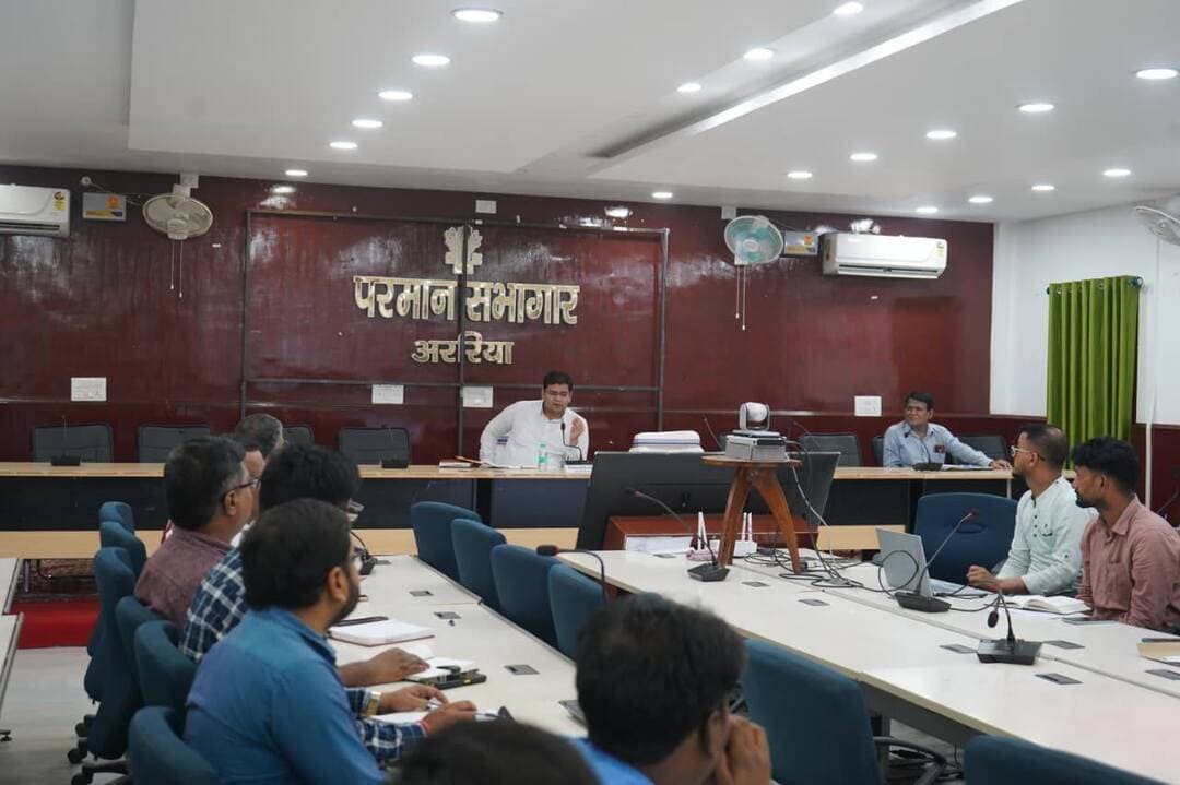 अररिया वाइब्रेंट विलेज प्रोग्राम-II के तहत 190 योजनाओं के क्रियान्वयन पर बनी सहमति
अररिया जिला पदाधिकारी विनोद दूहन की अध्यक्षता में समाहरणालय स्थित परमान सभागार में वाइब्रेंट विलेज प्रोग्राम-II (VVP-II) के अंतर्गत जिला स्तरीय समिति (DLC) की समीक्षा बैठक आयोजित की गई। बैठक में वाइब्रेंट विलेज क्षेत्रों की स्थानीय आवश्यकताओं एवं विकास प्राथमिकताओं को ध्यान में रखते हुए विभिन्न विभागों से प्राप्त प्रस्तावों पर विस्तृत विचार-विमर्श किया गया।
वाइब्रेंट विलेज प्रोग्राम-II के तहत जिले के फारबिसगंज, नरपतगंज एवं कुर्साकांटा प्रखंडों के कुल 12 गांवों में विकासात्मक योजनाओं का क्रियान्वयन किया जाना है। फारबिसगंज प्रखंड में बैजनाथपुर (पिपरा), दामादिघी (पिपरा), हथवा (कुशमाहा) एवं पोखरिया (कुशमाहा), नरपतगंज प्रखंड में धुरना (पथराहा), डुमरबन्ना (बबुवान), बेला (बेला), मानिकपुर (मानिकपुर), गोसाई पुछहरी (सोनापुर) एवं भवानीपुर (मानिकपुर) तथा कुर्साकांटा प्रखंड में लैलोखर (लैलोखर) एवं सुंदरी (डुमरिया) शामिल हैं।
बैठक में कुल 190 योजनाओं के क्रियान्वयन के लिए सर्वसम्मति से सहमति प्रदान की गई। इन योजनाओं की कुल अनुमानित लागत ₹12.89 करोड़ है। योजनाओं में शिक्षा एवं बाल विकास को विशेष प्राथमिकता दी गई है। इसके तहत 7 स्मार्ट क्लास रूम, 8 अतिरिक्त क्लास रूम, 16 विद्यालयों में सैनिटेशन सुविधाएं, 98 क्लास रूम का विद्युतीकरण, 9 बाउंड्री वॉल एवं 5 आंगनवाड़ी केंद्रों के निर्माण का प्रस्ताव शामिल है। वाइब्रेंट विलेज क्षेत्रों में सुरक्षा एवं आधारभूत सुविधाओं को सुदृढ़ करने के उद्देश्य से 40 मिनी सुरक्षा स्तंभ (Suraksha Stambh), 1 मिल्क चिलिंग प्लांट एवं 1 सिलेज प्लांट की स्थापना की योजनाएं भी प्रस्तावित हैं।
स्थानीय स्तर पर स्वरोजगार एवं कौशल विकास को बढ़ावा देने के उद्देश्य से प्रत्येक वाइब्रेंट विलेज के लिए दो सिलाई मशीनें जीविका को हस्त-सुपुर्द की जाएंगी। इन सिलाई मशीनों का उपयोग केवल प्रशिक्षण के उद्देश्य से किया जाएगा।जीविका द्वारा मशीनों की समुचित देखरेख एवं रख-रखाव सुनिश्चित किया जाएगा।
इसके अतिरिक्त लैलोखर में PHC (HWC) की स्थापना तथा सुंदरी में बड़े मंदिर के समीप प्रसाद निर्माण, अगरबत्ती निर्माण एवं Waste Flower Processing से संबंधित गतिविधियों/यूनिट के विकास के प्रस्तावों पर भी सहमति प्रदान की गई।
जिला पदाधिकारी ने संबंधित पदाधिकारियों को निर्देश दिया कि प्रस्तावित योजनाओं के संबंध में संबंधित विभागों से समन्वय स्थापित करते हुए भूमि की उपलब्धता एवं Technical Feasibility का समुचित अध्ययन एवं आकलन सुनिश्चित किया जाए। तकनीकी रूप से उपयुक्त एवं व्यवहार्य योजनाओं का DPR तैयार कर VVP Portal पर अपलोड करने की कार्रवाई निर्धारित प्रक्रिया के तहत सुनिश्चित करने का निर्देश दिया गया।
जिला प्रशासन द्वारा वाइब्रेंट विलेज प्रोग्राम-II के माध्यम से इन सीमावर्ती गांवों में शिक्षा, बाल विकास, सुरक्षा, आधारभूत संरचना, कौशल विकास तथा स्थानीय स्वरोजगार के अवसरों को सुदृढ़ करने पर विशेष जोर दिया जा रहा है।
बैठक में जिला योजना पदाधिकारी, कार्यपालक अभियंता विद्युत, जिला प्रोग्राम पदाधिकारी आई सी डी एस, जिला परियोजना प्रबंधक जीविका सहित संबंधित पदाधिकारी उपस्थित थे।