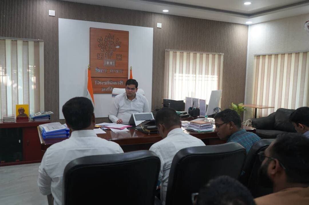अररिया जिला मूल्यांकन समिति की बैठक में भूमि के मूल्यांकन को लेकर समीक्षा, जिलाधिकारी ने दिए आवश्यक निर्देश
अररिया जिला पदाधिकारी विनोद दूहन की अध्यक्षता में जिला मूल्यांकन समिति की बैठक आयोजित की गई। बैठक में जिले में भूमि के मूल्यांकन से संबंधित विभिन्न बिंदुओं पर विस्तारपूर्वक विचार-विमर्श किया गया।
बैठक के दौरान ग्रामीण एवं पेरीफेरल क्षेत्र की 7 कैटेगरी तथा शहरी क्षेत्र की 6 कैटेगरी के अंतर्गत आने वाली भूमि के मूल्यांकन से संबंधित प्रस्तावों की समीक्षा की गई। संबंधित अधिकारियों द्वारा क्षेत्रवार एवं कैटेगरीवार स्थिति से समिति को अवगत कराया गया।
जिला पदाधिकारी द्वारा संबंधित पदाधिकारियों को निर्देशित किया कि अगली बैठक में विस्तृत समीक्षा के उपरांत नियमानुसार अग्रेतर कार्रवाई सुनिश्चित की जाय। उन्होंने मूल्यांकन प्रक्रिया में पारदर्शिता एवं निर्धारित प्रावधानों के अनुपालन सुनिश्चित करने के निर्देश दिए।
बैठक में जिला अवर निबंधक, अररिया सहित संबंधित अंचलों के अंचलाधिकारी एवं अन्य संबंधित पदाधिकारी उपस्थित थे।