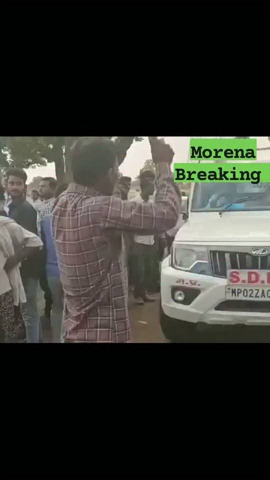 जनविश्वास अभियान शिविर के बाद उस वक्त हड़कंप मच गया,जब लाठी लेकर SDM की गाड़ी के आगे खड़े हुए ग्रामीण, जर्जर स्कूल को लेकर फूटा गुस्सा!,,👇
सिंगरौली के गन्नई-गजरहिया में जनविश्वास अभियान शिविर के बाद उस वक्त हड़कंप मच गया, जब जर्जर प्राथमिक स्कूल और आंगनबाड़ी भवन की समस्या से नाराज ग्रामीण लाठी लेकर देवसर SDM के वाहन के सामने खड़े हो गए और रास्ता रोक दिया। ग्रामीणों ने तत्काल स्कूल की मरम्मत की मांग उठाई। स्थिति को देखते हुए SDM ने ग्रामीणों से बातचीत कर उन्हें शांत कराया और मौके पर स्कूल का निरीक्षण करते हुए भवन को जल्द दुरुस्त कराने के निर्देश दिए। ग्रामीणों द्वारा लाठी लेकर SDM का काफिला रोकने का वीडियो सोशल मीडिया पर तेजी से वायरल हो रहा है।
#morenabreaking
#SingrauliBreaking #SingrauliNews #Gannai #Gajrahiya #SDM #Devसर #SchoolNews #EducationNews #MadhyaPradesh #MPNews #ViralVideo #IntelligentGuru