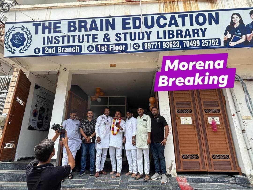 युवाओं की आवाज़ बुलंद करेगा 'छात्रों की गूंज' कार्यक्रम, विधायक दिनेश गुर्जर ने कोचिंगों पर किया छात्रों से जनसंपर्क 👇
मुरैना। मुरैना जिले के युवाओं को शिक्षा, रोज़गार और उज्ज्वल भविष्य से जुड़े मुद्दों पर एकजुट करने के उद्देश्य से शनिवार को विशेष अभियान चलाया गया। ब्लॉक अध्यक्ष आसिफ कुरैशी ने बताया कि मुरैना विधायक दिनेश गुर्जर की गरिमामयी उपस्थिति में जीवाजी गंज सहित शहर के विभिन्न कोचिंग सेंटरों पर पहुँचकर छात्र-छात्राओं से सीधा संवाद किया गया। विधायक दिनेश गुर्जर एवं कांग्रेस प्रतिनिधिमंडल ने ब्रेन एजुकेशन इंस्टीट्यूट में विद्यार्थियों से मुलाकात की और आगामी "छात्रों की गूंज — इंदौर" कार्यक्रम की रूपरेखा साझा की। मोनू प्रधान पत्रकार कोलारस Morena Breaking रामचित्र सिंह गुर्जर महाना Bol Morena Jansampark Morena Dinesh Gurjar MLA युवा कांग्रेस मुरैना जिला किसान कांग्रेस मुरेना कांग्रेस चंबल संभाग Jitu Patwari