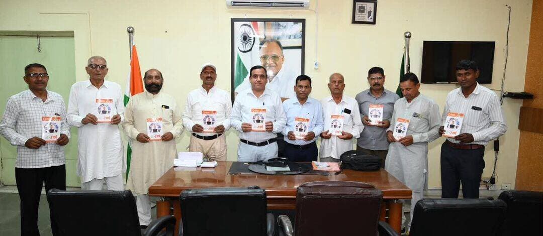 सांसद नवीन जिन्दल द्वारा क्षेत्र में कराए विकास कार्यों को जन-जन तक पहुंचाने के लिए वितरित की गई पुस्तिका
सांसद नवीन जिन्दल के दो वर्ष के कार्यकाल में हुए विकास कार्यों एवं जनसेवा की पहल पर आधारित पुस्तिका का किया गया वितरण
कुरुक्षेत्र, 10 सितंबर। सांसद नवीन जिन्दल के दो वर्ष के कार्यकाल में कुरुक्षेत्र लोकसभा क्षेत्र में कराए गए विकास कार्यों और जनसेवा की विभिन्न पहलों को एक पुस्तिका में दर्शाया गया है। इस पुस्तिका को अधिक से अधिक संख्या में आमजन तक पहुंचाने के लिए आज सांसद कार्यालय में वितरित किया गया। इस अवसर पर
सभी कार्यकर्ताओं के साथ विकास कार्यों की जानकारी साझा करते हुए थानेसर हल्का प्रभारी बलविंद्र सिंह ने कहा कि सभी कार्यकर्ता सांसद नवीन जिन्दल द्वारा क्षेत्र में कराए विकास कार्यों को इस पुस्तिका के माध्यम से जन-जन तक पहुंचाएं। सांसद नवीन जिन्दल ने अपने कार्यकाल के दौरान विकास के साथ-साथ जनसेवा को भी प्राथमिकता दी है। इन कार्यों की जानकारी अधिक से अधिक लोगों तक पहुंचना जरूरी है, ताकि आमजन को अपने क्षेत्र में हो रहे विकास की पूरी जानकारी मिल सके।
उन्होंने कहा कि यह पुस्तिका आमजन को सांसद नवीन जिन्दल की सोच, प्रयासों और विभिन्न क्षेत्रों में किए गए कार्यों से परिचित कराने का एक प्रभावी माध्यम है।
इस अवसर पर महिपाल फुले, सुभाष बारना, हरफूल कसेरला, सुरजीत सिंह, ओम प्रकाश और विजय उपस्थित रहे।