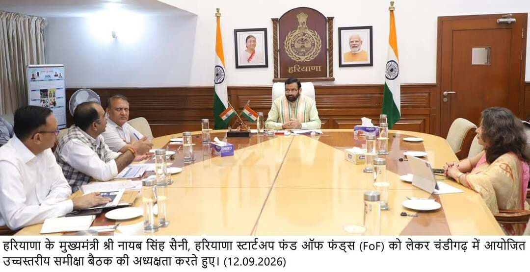 एक लाख से अधिक जनसंख्या वाले शहरों के बाहर बनाए जाएंगे रिंग रोड़,मुख्यमंत्री ने दी मंजूरी
फाइनेंशियल मॉडल फॉर स्टेट कंट्रीब्यूशन को लेकर हुई बैठक
हिसार, कुरूक्षेत्र,नारनौल,जीन्द तथा सोहना पलवल में बाईपास निर्माण कार्य को मिली मंजूरी
परियोजनाओं पर खर्च होंगे 9700 करोड़ रुपए
चंडीगढ़, 12 सितम्बर।
Aonenews अरविन्द बक्शी
हरियाणा के मुख्यमंत्री नायब सिंह सैनी ने कहा कि आमजन के लिए बेहतर आवागमन सुनिश्चित करने के लिए एक लाख से अधिक जनसंख्या वाले शहरों एवं कस्बों के बाहर रिंग रोड़ एवं नेशनल हाईवे बनाने के कार्य को मंजूरी प्रदान की गई है।
मुख्यमंत्री नायब सिंह सैनी सचिवालय में राष्ट्रीय राजमार्ग से शहरी क्षेत्र में भीड़भाड कम करने के लिए मास्टर प्लान के तहत एडॉप्शन ऑफ फाइनेंशियल मॉडल फॉर स्टेट कंट्रीब्यूशन को लेकर आयोजित बैठक की अध्यक्षता कर रहे थे। बैठक में लोक निर्माण विभाग के मंत्री रणबीर गंगवा, मुख्य सचिव अनुराग रस्तोगी सहित कई वरिष्ठ अधिकारी मौजूद रहे।
मुख्यमंत्री ने कहा कि मास्टर प्लान के तहत बाह्य रिंग रोड़ एवं नेशनल हाईवे बनाने के लिए केन्द्र सरकार अनुसार पॉलिसी तैयार की जाए, ताकि शहरों एवं कस्बों में ट्रैफिक के दबाव कम करने के लिए बनाई जाने वाली सड़कों को अमलीजामा पहनाया जा सके।
बैठक के दौरान केन्द्र सरकार के लागत शेयर के लिए वित्त विभाग, लोक निर्माण विभाग तथा शहरी स्थानीय निकाय के अधिकारियों की तीन सदस्यीय कमेटी का गठन किया गया है।
मुख्यमंत्री ने बैठक में हिसार बाईपास, कुरूक्षेत्र बाईपास, नारनौल सिटी बाईपास, जीन्द बाईपास तथा सोहना पलवल बाईपास निर्माण कार्य को स्वीकृति प्रदान की। हिसार बाईपास, हिसार-राजगढ रोड़ एन एच 52 से हिसार देहली रोड़ तथा हिसार कैथल रोड़ से जोड़ने का कार्य करेगा। इसी प्रकार कुरूक्षेत्र लाडवा बाईपास की भी डीपीआर तैयार कर ली गई है। जल्द ही इस परियोजना पर भी कार्य आरम्भ किया जाएगा।
मुख्यमंत्री ने कहा कि नारनौल सिटी बाईपास का भी निर्माण किया जाएगा। लगभग 11 किलोमीटर लम्बे इस बाईपास को स्टेट हाईवे एनएच 148बी से जोड़ा जाएगा। इसके अलावा जीन्द के दूसरी तरफ बाह्य रिंग रोड़ एवं बाईपास एनएच 352 चार मार्गीय सड़क का निर्माण किया जाएगा। एनएच 919 से पलवल सोहना बाईपास को भी जीर्णोद्वार एवं रि—डिजाईन कर निर्माण किया जाएगा। यह चार मार्गीय सड़क मार्ग लगभग 24 किलोमीटर लम्बाई का होगा। इन परियोजनाओं पर लगभग 9700 करोड़ रुपए की लागत आएगी।
मुख्यमंत्री ने कहा कि डीएनडी-फरीदाबाद-बल्लबगढ बाईपास केएमपी लिंक से देहली मुम्बई एक्सप्रेस वे ग्रीनफिल्ड कनेक्टिविटी जेवर इंटरनेशनल एयरपोर्ट से जोड़ने के लिए भी तैयार किया जाएगा। इसके अलावा करनाल रिंग रोड़ के लिए भी भूमि शेयर जमा करवा दिया गया है। अम्बाला शहर एवं अम्बाला कैंट से जोड़ने के लिए रिंग रोड़ का कार्य भी निर्माणाधीन है। इसे जल्द ही पूरा कर लिया जाएगा।
इसके अलावा बैठक में रेवाड़ी भटिंडा रेलवे लाईन पर सिरसा में सिविल स्टेशन रोड पर रेलवे अण्डर ब्रिज निर्माण तथा कनीना महेन्द्रगढ रोड़ से अनावास, ढाणी राजावास स्कूल से बलाना, खातोद से बुडीन, निम्भेड़ा और बलैचा के लिए लिंक रोड़, महेन्द्रगढ बुचौली रोड़, नांगवास से अटेली सड़क़ के अतिरिक्त कार्य को भी मंजूरी प्रदान की।
बैठक में मुख्यमंत्री के प्रधान सचिव अरूण गुप्ता, अतिरिक्त मुख्य सचिव एके सिंह, अनुराग अग्रवाल, आयुक्त एवं सचिव श्रीमती अशिमा बराड़, जे गणेशन सहित लोक निर्माण विभाग के वरिष्ठ अधिकारी भी मौजूद रहे।
हरियाणा स्टार्टअप फंड ऑफ फंड्स की स्थापना और संचालन की प्रक्रिया को समयबद्ध तरीके से आगे बढ़ाया जाए: मुख्यमंत्री नायब सिंह सैनी
मुख्यमंत्री ने हरियाणा स्टार्टअप फंड ऑफ फंड्स की प्रगति की समीक्षा की
चंडीगढ़, 12 सितंबर। हरियाणा के मुख्यमंत्री नायब सिंह सैनी की अध्यक्षता में प्रस्तावित हरियाणा स्टार्टअप फंड ऑफ फंड्स (FoF) को लेकर सचिवालय में उच्चस्तरीय समीक्षा बैठक आयोजित की गई। बैठक में 2 हजार करोड़ रुपये के कोष के साथ प्रस्तावित फंड को क्रियान्वित करने की दिशा में हुई प्रगति की समीक्षा की गई तथा प्रदेश में तेजी से विकसित हो रहे स्टार्टअप इकोसिस्टम पर विस्तृत विचार-विमर्श हुआ।
मुख्यमंत्री नायब सिंह सैनी ने कहा कि हरियाणा में नवाचार और उद्यमिता के क्षेत्र में लगातार हो रही प्रगति को देखते हुए स्टार्टअप्स को उनके विकास के विभिन्न चरणों में वित्तीय सहायता उपलब्ध करवाने के लिए एक मजबूत वित्तीय तंत्र तैयार करना जरूरी है।
उन्होंने कहा कि स्टार्टअप्स की सफलता में समय पर पूंजी की उपलब्धता एक महत्वपूर्ण कारक है। मुख्यमंत्री ने निर्देश दिए कि हरियाणा स्टार्टअप फंड ऑफ फंड्स की स्थापना और संचालन की प्रक्रिया को समयबद्ध तरीके से आगे बढ़ाया जाए।
मुख्यमंत्री ने कहा कि यह फंड प्रदेश में निवेश को बढ़ावा देने, नवाचार को प्रोत्साहित करने, निजी पूंजी को आकर्षित करने तथा हरियाणा से उभर रहे उच्च क्षमता वाले स्टार्टअप्स को सहयोग प्रदान करने में महत्वपूर्ण भूमिका निभाएगा।
उन्होंने कहा कि राज्य सरकार उद्यमिता और नवाचार को बढ़ावा देने के लिए प्रतिबद्ध है। उन्होंने फंड को जल्द से जल्द क्रियान्वित करने और इसके निर्धारित उद्देश्यों को प्रभावी ढंग से हासिल करने पर जोर दिया। बैठक के दौरान हरियाणा वेंचर कैपिटल फंड को लेकर भी कई पहलुओं पर चर्चा हुई।
बैठक में मुख्य सचिव अनुराग रस्तोगी, मुख्यमंत्री के प्रधान सचिव अरुण गुप्ता, उद्योग एवं वाणिज्य विभाग के महानिदेशक डॉ. यश गर्ग, सीए श्रीमती रश्मी खेतरपाल सहित अन्य वरिष्ठ अधिकारी उपस्थित रहे।