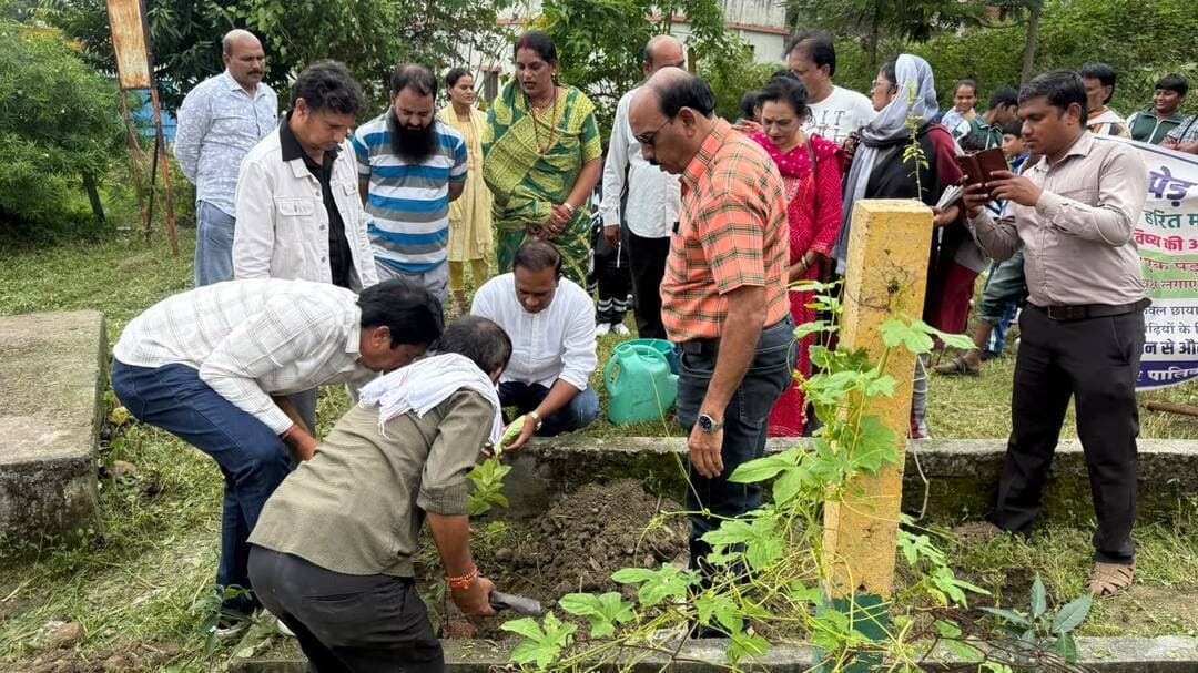 “एक पेड़ मां के नाम” अभियान के तहत वार्ड क्रमांक-7 में वृहद पौधारोपण
नगर निगम एवं म.प्र.जन अभियान परिषद के संयुक्त तत्वावधान में पर्यावरण संरक्षण का दिया गया संदेश
=============================================================
पर्यावरण संरक्षण एवं हरित क्षेत्र को बढ़ावा देने के उद्देश्य से नगर निगम आयुक्त श्री सी.पी. राय के निर्देशानुसार नगर निगम छिंदवाड़ा एवं मध्यप्रदेश जन अभियान परिषद के संयुक्त तत्वावधान में आज “एक पेड़ मां के नाम” हरित अभियान के अंतर्गत वार्ड क्रमांक-7, प्रेरणा नगर में वृहद पौधारोपण कार्यक्रम आयोजित किया गया।
कार्यक्रम का आयोजन मध्यप्रदेश जन अभियान परिषद के जिला समन्वयक श्री अखिलेश जैन के मार्गदर्शन में किया गया। इसमें परिषद से संबद्ध नवांकुर संस्था अनमोल सृजन एवं प्रेरणा नगर विकास प्रस्फुटन समिति, वार्ड क्रमांक-7 ने सक्रिय सहभागिता निभाई।
कार्यक्रम में नगर निगम के सहायक यंत्री श्री विवेक चौहान उपस्थित थे। साथ ही वार्ड क्रमांक-7 की पार्षद एवं सभापति श्रीमती नमिता मनोज सक्सेना, श्रीमती वर्षा विश्वकर्मा, स्वच्छता चैंपियन डॉ.मीरा पराड़कर, श्री शैलेंद्र उइके, नवांकुर संस्था के अध्यक्ष श्री ललित साहू सहित जनप्रतिनिधि, सामाजिक कार्यकर्ता एवं नागरिक उपस्थित थे।
पौधारोपण कार्यक्रम मॉडल फ्यूचर संस्था की अध्यक्ष श्रीमती आयशा लोधी के नेतृत्व में आयोजित हुआ। कार्यक्रम में टी-वर्ल्ड स्कूल के विद्यार्थियों ने भी उत्साहपूर्वक भाग लिया। विद्यार्थियों ने पौधे रोपित कर उनके संरक्षण एवं संवर्धन का संकल्प लिया। इस अवसर पर टी-वर्ल्ड स्कूल के प्राचार्य मोहम्मद इस्माइल कुरैशी भी उपस्थित थे।
कार्यक्रम में समाजसेवी श्री सिंधु भला, श्री सरफराज, श्री आमीन, श्री कलीम सहित अन्य नागरिकों ने भी सहभागिता की। इस अवसर पर उपस्थित जनप्रतिनिधियों एवं सामाजिक कार्यकर्ताओं ने कहा कि “एक पेड़ मां के नाम” अभियान के माध्यम से पर्यावरण संरक्षण को जनभागीदारी से जोड़ने का प्रयास किया जा रहा है। पौधरोपण के साथ-साथ लगाए गए पौधों की नियमित देखभाल एवं संरक्षण भी आवश्यक है।
इस दौरान वार्ड में अधिक से अधिक हरियाली विकसित करने और नागरिकों को पर्यावरण संरक्षण के प्रति जागरूक करने का संदेश दिया गया। कार्यक्रम में नगर निगम, मध्यप्रदेश जन अभियान परिषद, नवांकुर संस्था, विकास प्रस्फुटन समिति, जनप्रतिनिधियों एवं विद्यार्थियों की सामूहिक सहभागिता ने पर्यावरण संरक्षण के प्रति सामाजिक जिम्मेदारी और जनभागीदारी की भावना को मजबूत किया।