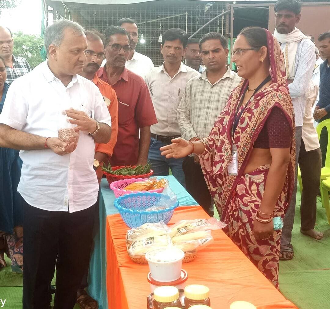 किसान कल्याण एवं कृषि विकास विभाग के संचालक श्री भार्गव ने किया ग्राम टेमनी खुर्द में बायो रिसोर्स सेंटर का निरीक्षण
किसानों को प्राकृतिक कृषि उत्पादों का उचित बाजार एवं मूल्य उपलब्ध कराने पर दिया जोर
===============================================================
जिले के विकासखंड मोहखेड़ के ग्राम टेमनी खुर्द में कृषि विभाग की आत्मा परियोजना के माध्यम से नेशनल मिशन ऑन नेचुरल फार्मिंग योजना के अंतर्गत संचालित गव्या एग्रो नेचुरल्स बायो रिसोर्स सेंटर (बीआरसी) का आज किसान कल्याण एवं कृषि विकास विभाग के संचालक श्री उमाशंकर भार्गव ने निरीक्षण किया।
ग्राम टेमनी खुर्द में कृषक श्री राजेश धारे द्वारा विगत छह माह से बायो रिसोर्स सेंटर का संचालन किया जा रहा है। केंद्र के माध्यम से किसानों को प्राकृतिक कृषि तकनीकों का प्रशिक्षण एवं प्रचार-प्रसार किया जा रहा है। साथ ही प्राकृतिक कृषि में उपयोग होने वाले विभिन्न कृषि आदानों का निर्माण भी किया जा रहा है। बायो रिसोर्स सेंटर पर ऊर्जा जल, जीवामृत, घनजीवामृत, बीजामृत, पंचगव्य, ब्रह्मास्त्र, नीमास्त्र, दशपर्णी अर्क, पांच पत्ती काढ़ा, जैव रसायन, छाछ द्रव्य रसायन, अन्न द्रव्य रसायन एवं सजीव जल सहित विभिन्न प्राकृतिक कृषि आदानों का निर्माण किया जाता है।
कृषि आदानों के निर्माण एवं प्रशिक्षण की ली जानकारी - निरीक्षण के दौरान विकासखंड के चार क्लस्टरों से आई कृषि सखियों एवं प्रमुख किसानों द्वारा प्राकृतिक एवं जैविक कृषि उत्पादों के स्टॉल लगाए गए थे। किसान कल्याण एवं कृषि विकास विभाग के संचालक श्री भार्गव ने विभिन्न स्टॉलों का अवलोकन किया तथा किसानों से उनके उत्पादों, उत्पादन प्रक्रिया एवं विपणन की जानकारी प्राप्त की। उन्होंने बायो रिसोर्स सेंटर के संचालक श्री राजेश धारे से प्राकृतिक कृषि आदानों के निर्माण, गुणवत्ता, विक्रय एवं किसानों को दिए जा रहे प्रशिक्षण के संबंध में विस्तृत जानकारी ली।
बीटीएम मोहखेड़ श्रीमती प्रिया कराड़े ने बताया कि आत्मा परियोजना किसानों तक नवीन कृषि तकनीकों के प्रसार के लिए निरंतर कार्य कर रही है। वर्तमान में नेशनल मिशन ऑन नेचुरल फार्मिंग योजना के अंतर्गत किसानों को प्राकृतिक कृषि की ओर अग्रसर करने के लिए प्रशिक्षण एवं जागरूकता गतिविधियां संचालित की जा रही हैं।
किसानों को उत्पाद का उचित मूल्य मिले — कृषि संचालक श्री भार्गव - प्राकृतिक एवं जैविक उत्पादों के स्टॉलों के निरीक्षण के दौरान कृषि संचालक श्री भार्गव ने कृषि अधिकारियों को निर्देशित करते हुए कहा कि किसान कड़ी मेहनत से प्राकृतिक कृषि उत्पाद तैयार कर रहे हैं। यदि उन्हें उचित बाजार और उचित मूल्य नहीं मिला, तो वे लंबे समय तक प्राकृतिक कृषि को सफलतापूर्वक जारी नहीं रख पाएंगे। उन्होंने कहा कि किसानों के उत्पादों के लिए बेहतर बाजार उपलब्ध कराने की दिशा में ठोस प्रयास किए जाएं। नजदीकी बड़े शहर नागपुर की कंपनियों एवं संभावित खरीदारों से संपर्क कर किसानों के उत्पादों के विपणन की व्यवस्था विकसित की जाए, जिससे किसानों को उनके उत्पाद का उचित मूल्य मिल सके और अन्य किसान भी प्राकृतिक कृषि अपनाने के लिए प्रेरित हों।
आत्मा परियोजना संचालक श्री धीरज ठाकुर ने बताया कि जिले के सभी विकासखंडों में प्राकृतिक कृषि के लिए पंजीकृत किसानों के प्रथम वर्ष के पीजीएस प्रमाणन की प्रक्रिया पूर्ण कर ली गई है। इसमें मोहखेड़ विकासखंड के लगभग 500 किसान भी शामिल हैं। उन्होंने बताया कि प्रमाणन प्रक्रिया से किसानों के प्राकृतिक कृषि उत्पादों को बाजार में विश्वसनीय पहचान दिलाने और बेहतर विपणन की दिशा में सहायता मिलेगी।
महिला कृषक से कृषि संचालक ने खरीदी राजमा एवं हल्दी - निरीक्षण के दौरान कृषि संचालक श्री भार्गव ने ग्राम राजेगांव से आई महिला कृषक श्रीमती गीता पवार से प्राकृतिक/जैविक रूप से उत्पादित राजमा एवं हल्दी की खरीदी की। इस दौरान उन्होंने महिला कृषक से राजमा के उत्पादन, गुणवत्ता, लागत एवं विक्रय की संभावनाओं पर चर्चा की।
इस अवसर पर उप संचालक कृषि श्री मोरिस नाथ, परियोजना संचालक आत्मा श्री धीरज ठाकुर, एसडीओ श्री एन.के. पटवारी, एसएडीओ श्री शैलेन्द्र धुर्वे, बीटीएम श्रीमती प्रिया कराड़े, एईओ श्रीमती तन्वी अयूब, श्रीमती भाग्यश्री कड़वे, श्री शैरभ उइके, श्री के.डी. गोनेकर, श्रीमती शारदा उइके, श्रीमती सेवनती चौकसे, श्रीमती मधु बेन, जैव विविधता विशेषज्ञ श्री कैलाश सोनेवार, प्रगतिशील कृषक श्री मदन चौधरी, प्राकृतिक खेती कृषक श्री रघुवर भादे, श्री आशाराम घाघरे एवं श्री मुरारीलाल पंद्रे सहित कृषि सखियां एवं क्षेत्र के किसान उपस्थित थे।