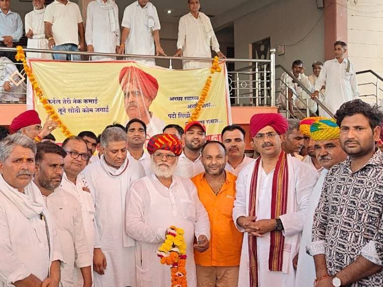 #भरतपुर। जिले के बयाना कस्बे स्थित प्रेम पैलेस में शनिवार को गुर्जर समाज द्वारा गुर्जर आरक्षण आंदोलन के संस्थापक स्वर्गीय कर्नल किरोड़ी सिंह बैंसला की जयंती मनाई गई। कार्यक्रम का शुभारंभ गायत्री परिवार के सानिध्य में आयोजित हवन-यज्ञ से हुआ, जिसमें सामाजिक समृद्धि और मानव कल्याण की कामना के साथ आहुतियां दी गईं। इसके बाद उपस्थित लोगों ने कर्नल बैंसला के चित्र पर पुष्प अर्पित कर उन्हें भावभीनी श्रद्धांजलि दी और दो मिनट का मौन रखकर याद किया। समारोह में गुर्जर आरक्षण संघर्ष समिति के प्रदेश अध्यक्ष विजय बैंसला, भूरा भगत और रामकिशोर पटेल सहित कई वक्ताओं ने कर्नल बैंसला को युग पुरुष बताया। वक्ताओं ने उनके मूल मंत्र 'अच्छी शिक्षा, अच्छा स्वास्थ्य, पढ़ी-लिखी मां और कर्जमुक्त समाज' को जीवन में उतारने का आह्वान किया। इस दौरान विभिन्न गांवों से आई टीमों ने कर्नल बैंसला के संघर्ष पर आधारित पारंपरिक गुर्जर गीत प्रस्तुत किए, जिन्हें साफा और माल्यार्पण कर सम्मानित किया गया।