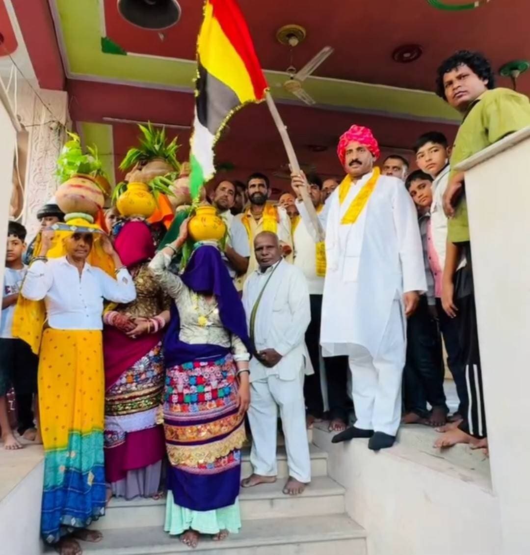 #भरतपुर। जिले के नदबई स्थित आस्था के प्रमुख केंद्र श्री बाबू बाबा मंदिर में दो दिवसीय मेले का शुभारंभ शनिवार को भव्य कलश यात्रा के साथ हुआ। राष्ट्रीय लोकदल के प्रदेशाध्यक्ष जोगिंदर सिंह अवाना ने हरी झंडी दिखाकर कलश यात्रा को रवाना किया। जयकारों और धार्मिक भजनों के साथ गांव के विभिन्न मार्गों से निकली यात्रा का ग्रामीणों ने जगह-जगह पुष्पवर्षा कर जोरदार स्वागत किया। मेला कमेटी के सचिव रामकिशन गुर्जर ने बताया कि शनिवार शाम को मंदिर परिसर में गायत्री परिवार के सहयोग से महादीप यज्ञ का आयोजन किया जाएगा। वहीं, रविवार को ध्वजा पूजन के बाद 56 भोग और फूल बंगला झांकी के दर्शन होंगे। साथ ही महाआरती, अन्नकूट प्रसादी, रागनी गायन और लंबी कूद-गोला फेंक जैसी खेलकूद प्रतियोगिताएं भी आयोजित की जाएंगी।