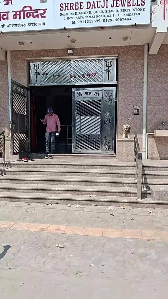 देर रात मंदिर में चोरी! 🛕 पांच दानपात्र तोड़कर नकदी ले उड़े चोर, मंदिरों को भी नहीं छोड़ रहे लुटेरे—आखिर इन्हें सजा कौन देगा, भगवान या कानून? ❓
#TempleTheft #CrimeNews #FaridabadNews #HaryanaNews #BreakingNews #CrimeAlert #Mandir #दानपात्र #चोरी #कानूनव्यवस्था #जनताकीआवाज #A2ZNewsUpdate