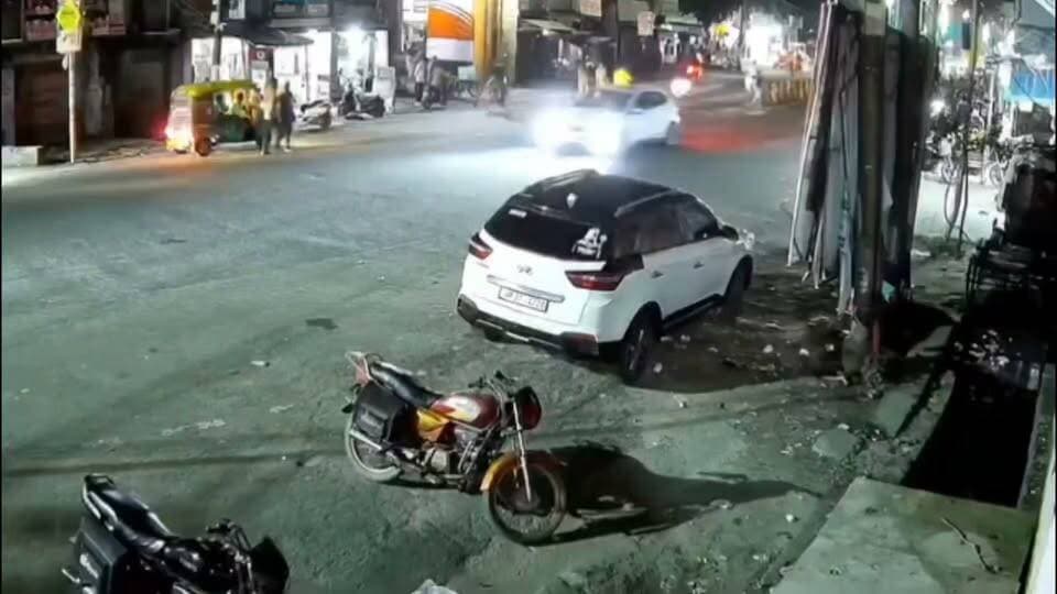 कासगंज-सड़क के किनारे खड़ी कार से टकराया तेज रफ्तार बाइक सवार,पूरी घटना हुई सीसीटीवी कैमरे में कैद।