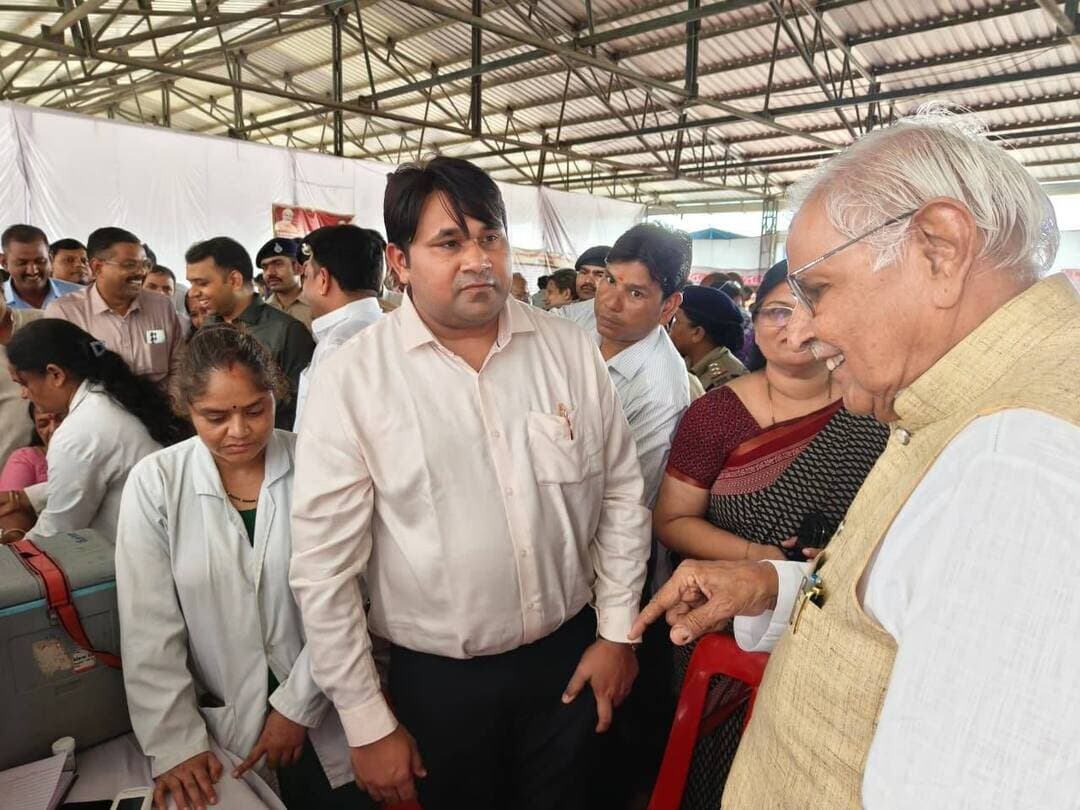 🔹मुख्यमंत्री जन विश्वास अभियान शिविर में 212 नागरिकों का हुआ स्वास्थ्य परीक्षण
🔹सांसद एवं विधायक ने कराई ब्लड प्रेशर की जांच, 11 टीबी मरीजों को पोषण आहार और 4 नागरिकों को आयुष्मान कार्ड वितरित
➡️मुख्यमंत्री जन विश्वास अभियान के अंतर्गत 11 सितंबर को कृषि उपज मंडी प्रांगण, नर्मदापुरम में आयोजित जन संवाद शिविर में स्वास्थ्य विभाग द्वारा 212 नागरिकों को विभिन्न स्वास्थ्य सेवाएं उपलब्ध कराई गईं। कलेक्टर श्री सोमेश मिश्रा के दिशानिर्देश में प्रभारी सीएमएचओ डॉ. सृजन सेंगर की देखरेख एवं सिविल सर्जन डॉ. सुनीता कामले के मार्गदर्शन में स्वास्थ्य शिविर का आयोजन किया गया। शिविर में पूर्व विधानसभा अध्यक्ष एवं नर्मदापुरम विधायक डॉ. सीतासरन शर्मा एवं राज्यसभा सांसद श्रीमती माया नारोलिया ने भी ब्लड प्रेशर की जांच कराई।
शिविर में स्वास्थ्य विभाग की टीम द्वारा आमजन का स्वास्थ्य परीक्षण, रक्तचाप एवं रक्त शर्करा की जांच, मलेरिया जांच, सामान्य स्वास्थ्य संबंधी परामर्श तथा आवश्यकतानुसार निःशुल्क औषधियों का वितरण किया गया। शिविर में 212 नागरिकों का पंजीयन एवं स्वास्थ्य परीक्षण हुआ। इनमें 119 नागरिकों की ब्लड प्रेशर जांच, 57 लोगों की ब्लड शुगर जांच तथा 15 नागरिकों की मलेरिया जांच की गई। सभी पात्र हितग्राहियों को आवश्यक औषधियां एवं अन्य स्वास्थ्य सेवाएं उपलब्ध कराई गईं।
टीबी मरीजों को पोषण आहार एवं आयुष्मान कार्ड का वितरण
शिविर में 11 टीबी मरीजों को पोषण आहार वितरित किया गया। साथ ही 4 नागरिकों को आयुष्मान कार्ड प्रदान किए गए। पात्र हितग्राहियों को शासन की विभिन्न स्वास्थ्य योजनाओं एवं सेवाओं की जानकारी देकर उनका लाभ लेने के लिए प्रेरित किया गया।
स्वास्थ्य जागरूकता एवं आवश्यक परामर्श
शिविर में चिकित्सकों एवं स्वास्थ्यकर्मियों द्वारा नागरिकों को स्वच्छता, संतुलित आहार, नियमित व्यायाम, गैर-संचारी रोगों की रोकथाम तथा समय पर उपचार के संबंध में आवश्यक परामर्श दिया गया। आवश्यकता वाले मरीजों को उच्च स्वास्थ्य संस्थाओं में जांच एवं उपचार के लिए रेफर किया गया। नागरिकों को स्वास्थ्य योजनाओं एवं कार्यक्रमों के प्रति जागरूक करने के उद्देश्य से प्रदर्शनी भी लगाई गई।
चिकित्सकों एवं स्वास्थ्यकर्मियों ने दी सेवाएं
शिविर में डॉ. सृजन सेंगर, डॉ. शाश्वत बुचके एवं डॉ. निधि सिंघई द्वारा आगंतुकों का स्वास्थ्य परीक्षण किया गया। नर्सिंग स्टाफ एवं अन्य स्वास्थ्यकर्मियों ने विभिन्न जांचों में सहयोग प्रदान किया। कार्यालयीन स्टाफ द्वारा स्वास्थ्य शिविर की आवश्यक तैयारियां एवं व्यवस्थाएं सुनिश्चित की गईं।
#narmadapuram CM Madhya Pradesh Dr Mohan Yadav Jansampark Madhya Pradesh Directorate of Health Services, Madhya Pradesh