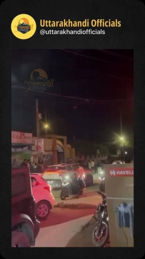 दून यूनिवर्सिटी के छात्रों के बीच विवाद का मामला सामने आया है। बताया जा रहा है कि यह विवाद अनऑफिशियल फ्रेशर्स पार्टी के दौरान हुआ, जहां मारपीट के साथ गाड़ियों के शीशे तोड़े जाने का वीडियो सोशल मीडिया पर सामने आया है।
मामले को लेकर अधिक जानकारी और आधिकारिक पुष्टि का इंतजार है।