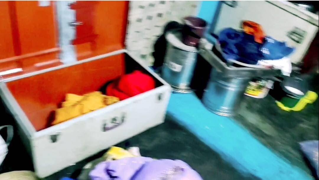 देवरी गांव में चोरों का धावा, एक ही रात में तीन घरों में चोरी
शाहनगर। पन्ना जिले के शाहनगर क्षेत्र के देवरी गांव में बीती देर रात चोरों ने एक साथ तीन घरों को निशाना बनाकर चोरी की वारदात को अंजाम दिया। चोर नकदी, जेवरात सहित अन्य सामान लेकर फरार हो गए। घटना के बाद गांव में दहशत और चिंता का माहौल है।
जानकारी के मुताबिक चोरों ने गुड्डा चौधरी, क्वारेलाल चौधरी और राजा चौधरी के घरों में चोरी की। बताया जा रहा है कि एक घर में चोरों ने दीवार गिराकर अंदर प्रवेश किया। वहीं दूसरे घर में परिवार के सदस्य जिस कमरे में सो रहे थे, उसे बाहर से बंद कर दिया गया। इसके बाद चोरों ने बगल के कमरे में रखी पेटी का कुंडा तोड़कर उसमें रखा सामान चोरी कर लिया।
चोरी के दौरान परिवार के लोग घर में ही मौजूद थे, लेकिन उन्हें वारदात की भनक तक नहीं लगी। सुबह घटना की जानकारी सामने आने के बाद गांव में हड़कंप मच गया।
घटना की सूचना मिलते ही पुलिस मौके पर पहुंची और घटनास्थल का निरीक्षण किया। पुलिस द्वारा मामला दर्ज कर चोरों की तलाश और घटना की जांच शुरू कर दी गई है।
गौरतलब है कि कुछ दिन पहले शाहनगर क्षेत्र में बाइक चोरी की घटना भी सामने आई थी, जिसमें करीब नौ संदिग्ध लोग सीसीटीवी कैमरे में कैद हुए थे। उस मामले की भी पुलिस जांच कर रही थी। अब देवरी गांव में एक साथ तीन घरों में चोरी की घटना सामने आने से क्षेत्र में रात्रि सुरक्षा और पुलिस गश्त को लेकर सवाल उठने लगे हैं।
पुलिस द्वारा क्षेत्र में रात्रि गश्त बढ़ाने के निर्देश दिए गए हैं। ग्रामीणों को भी रात के समय सतर्क रहने और किसी भी संदिग्ध गतिविधि की सूचना तत्काल पुलिस को देने की जरूरत है।
अब देखना होगा कि पुलिस इन वारदातों को अंजाम देने वाले आरोपियों तक कब तक पहुंचती है और चोरी गया सामान बरामद हो पाता है या नहीं।
📍 देवरी, शाहनगर | जिला पन्ना (मध्यप्रदेश)
ऐसी ही स्थानीय और सटीक खबरों के लिए हमारे फेसबुक पेज को फॉलो करें।
#शाहनगर #देवरी #पन्ना #चोरी #CrimeNews