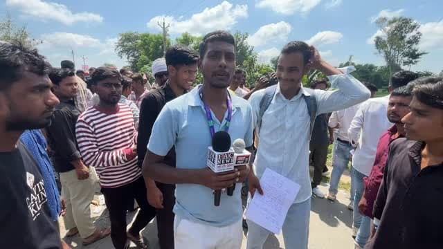 धरना प्रदर्शन के दौरान ज्यादा बिल आने का उपभोक्ता ने लगाया आरोप
⚡ बिजली कटौती पर फूटा जनाक्रोश, रंजीतपुर पावर हाउस पर सड़क पर उतरे सैकड़ों लोग
अघोषित बिजली कटौती, लो-वोल्टेज और बार-बार ट्रिपिंग से परेशान उपभोक्ताओं ने रंजीतपुर पावर हाउस पर धरना प्रदर्शन किया। प्रदर्शन के दौरान एक उपभोक्ता ने बिजली बिल अधिक आने का आरोप भी लगाया और विभाग से मामले की जांच की मांग की।
#बिजलीकटौती #बिजलीविभाग #रंजीतपुर #रानीपुर #बहराइच जनाक्रोश धरनाप्रदर्शन जनसंघर्षमंच विद्युतसमस्या अघोषितबिजलीकटौती लोवोल्टेज पावरहाउस बिजलीसंकट जनताकीआवाज स्थानीयसमाचार बहराइचसमाचार BreakingNews ViralNews UPNews NewsUpdate
