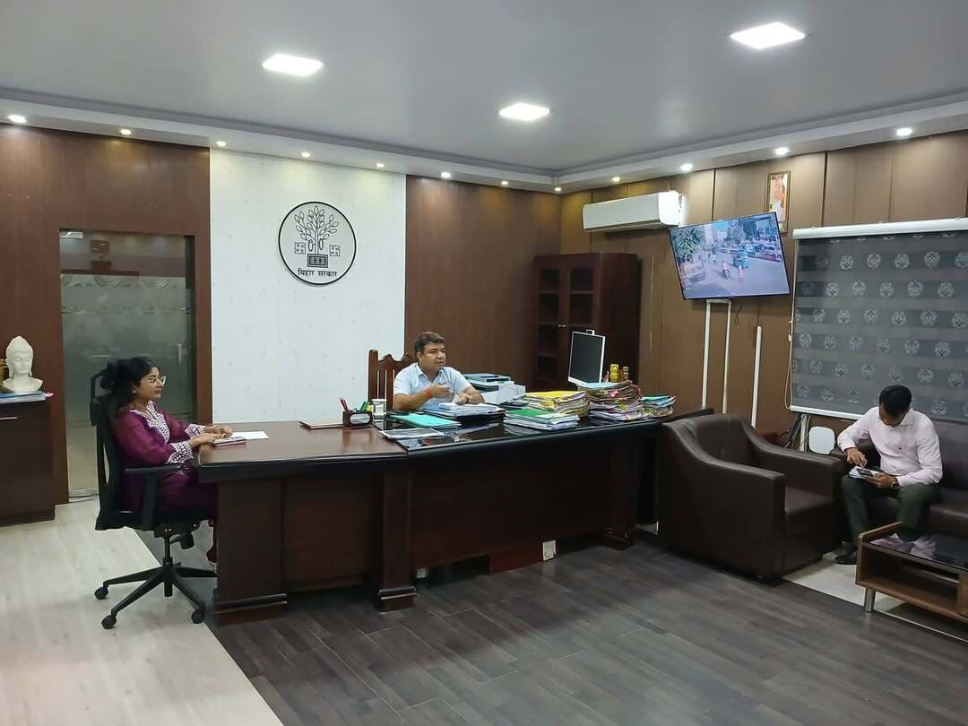 आज दिनांक 12.09.2026 को जिला पदाधिकारी, रोहतास श्री दीपक कुमार मिश्रा की अध्यक्षता में रोहतास जिलान्तर्गत जिला स्तरीय तकनीकी विभाग के पदाधिकारियों के साथ रोहतास जिला में संचालित विभिन्न विकासात्मक योजनाओं की समीक्षा बैठक की गयी। उक्त समीक्षा बैठक में उप विकास आयुक्त तथा संबंधित विभिन्न कार्यपालक अभियंता एवं सहायक अभियंता उपस्थित रहे। जिला पदाधिकारी द्वारा जिला में ग्रामीण कार्य विभाग, पथ निर्माण विभाग, स्थानीय क्षेत्र अभियंत्रण संगठन, विभिन्न सिंचाई विभाग, विद्युत विभाग, भवन प्रमंडल एवं अन्य तकनीकी विभागों की समीक्षा के क्रम संचालित विभिन्न योजनाओं को ससमय पूर्ण कराने का निदेश दिया गया।
विभिन्न नहर प्रमंडलों को निदेश दिया गया कि अगामी छठ महाव्रत पर्व के पूर्व सभी नहरों एवं उनसे सटे हुए घाटों की साफ-सफाई कराना सुनिश्चित करेंगे। ग्रामीण कार्य विभाग एवं पथ निर्माण विभाग अन्तर्गत संचालित विभिन्न सड़कों के निर्माण कार्य हेतु सड़कों के किनारे सड़क के सीमा में किए गए अतिक्रमण को हटाने का निदेश सभी अंचलाधिकारियों को दिया गया एवं कार्यपालक अभियंताओं को निदेश दिया गया कि अनुरक्षण अवधि के अधीन सड़कों का अनुरक्षण कार्य कराना सुनिश्चित करेंगे। बिहार चिकित्सा सेवा एवं आधारभूत संरचना निगम लि० को निदेश दिया गया है कि मॉडल अस्पताल के निर्माण के क्रम में क्षतिग्रस्त हुए नाला को यथाशीघ्र मरम्मती कराएंगे। लोक स्वास्थ्य प्रमंडल, सासाराम को निदेश दिया कि हर घर नल का जल अन्तर्गत संचालित विभिन्न क्षतिग्रस्त योजनाओं को मरम्मत कराएंगे।
#IPRD
#BiharGovernment
#ReviewMeeting
Information & Public Relations Department, Government of Bihar