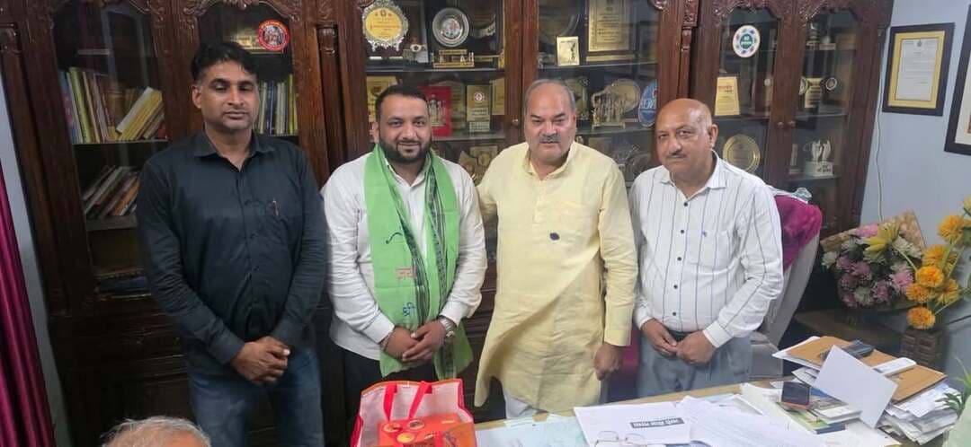 नवनिर्वाचित जिला बार प्रधान निखिल यादव ने विधायक लक्ष्मण सिंह यादव से लिया आशीर्वाद, वकीलों के हित में काम करने का जताया संकल्प
रेवाड़ी समाचार पंकज कुमार।
जिला बार एसोसिएशन के चुनाव में जीत दर्ज करने के बाद नवनिर्वाचित प्रधान एडवोकेट निखिल यादव ने रेवाड़ी के विधायक लक्ष्मण सिंह यादव से उनके निवास स्थान पर मुलाकात कर आशीर्वाद प्राप्त किया। इस दौरान विधायक लक्ष्मण सिंह यादव ने एडवोकेट निखिल यादव का गर्मजोशी से स्वागत किया और उन्हें जीत की बधाई देते हुए मिठाई खिलाई।
पद की गरिमा और अधिवक्ताओं का कल्याण प्राथमिकता: विधायक
मुलाकात के दौरान विधायक लक्ष्मण सिंह यादव ने कहा कि जिला बार एसोसिएशन के प्रधान का पद अत्यंत गरिमामय और जिम्मेदारी से भरा होता है। उन्होंने नवनिर्वाचित प्रधान को प्रेरित करते हुए कहा कि इस पद की प्रतिष्ठा को सदैव बनाए रखना पहली प्राथमिकता होनी चाहिए। विधायक ने जोर देकर कहा कि अधिवक्ताओं के कल्याण, उनके अधिकारों की रक्षा और न्याय व्यवस्था को सुदृढ़ करने के लिए जो भी आवश्यक कदम हों, वे उठाए जाने चाहिए।
वकीलों की समस्याओं का करेंगे समाधान: एडवोकेट निखिल यादव
विधायक से मार्गदर्शन मिलने के बाद एडवोकेट निखिल यादव ने उनका आभार व्यक्त किया। उन्होंने भरोसा दिलाया कि अधिवक्ताओं के विश्वास पर खरा उतरते हुए वह बार एसोसिएशन के विकास और वकीलों की भलाई के लिए पूरी निष्ठा के साथ कार्य करेंगे। उन्होंने कहा कि अधिवक्ताओं की समस्याओं को प्राथमिकता के आधार पर हल करना उनकी मुख्य कार्ययोजना का हिस्सा रहेगा।
इस अवसर पर कई अन्य अधिवक्ता और स्थानीय गणमान्य लोग भी मौजूद रहे, जिन्होंने नवनिर्वाचित बार प्रधान को शुभकामनाएं दीं।