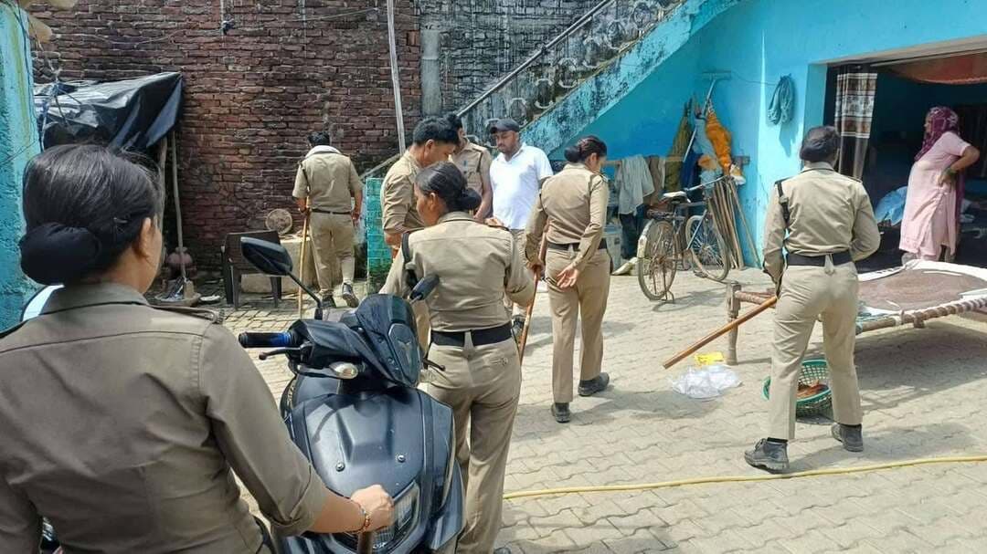 🚨 बाजपुर में 25 हजार किलो लहन नष्ट, 310 लीटर कच्ची शराब बरामद
उधमसिंह नगर के बाजपुर क्षेत्र में अवैध कच्ची शराब के निर्माण और बिक्री के खिलाफ आबकारी विभाग ने बड़ी कार्रवाई की। विशेष प्रवर्तन अभियान के तहत मसीत, कुईखेड़ी और जनता फार्म क्षेत्र में संयुक्त टीम ने दबिश दी।
कार्रवाई के दौरान 07 चलती शराब की भट्टियों को नष्ट किया गया और करीब 25,000 किलोग्राम लहन मौके पर नष्ट किया गया। तलाशी के दौरान टीम ने 310 लीटर अवैध कच्ची शराब भी बरामद की।
मामले में अभियोग दर्ज किए गए। कार्रवाई के दौरान रंजीत सिंह से 10 लीटर और राम सिंह से 21 लीटर अवैध कच्ची शराब बरामद हुई। राम सिंह को गिरफ्तार कर जेल भेज दिया गया।
यह कार्रवाई काशीपुर, रुद्रपुर, बाजपुर क्षेत्र और जनपदीय प्रवर्तन दल की संयुक्त टीम ने की। आबकारी विभाग ने स्पष्ट किया है कि अवैध शराब के खिलाफ यह अभियान आगे भी जारी रहेगा।
#USNEXCISE #बाजपुर #उधमसिंहनगर #आबकारीविभाग #अवैधशराब #Uttarakhand #newsmafiya