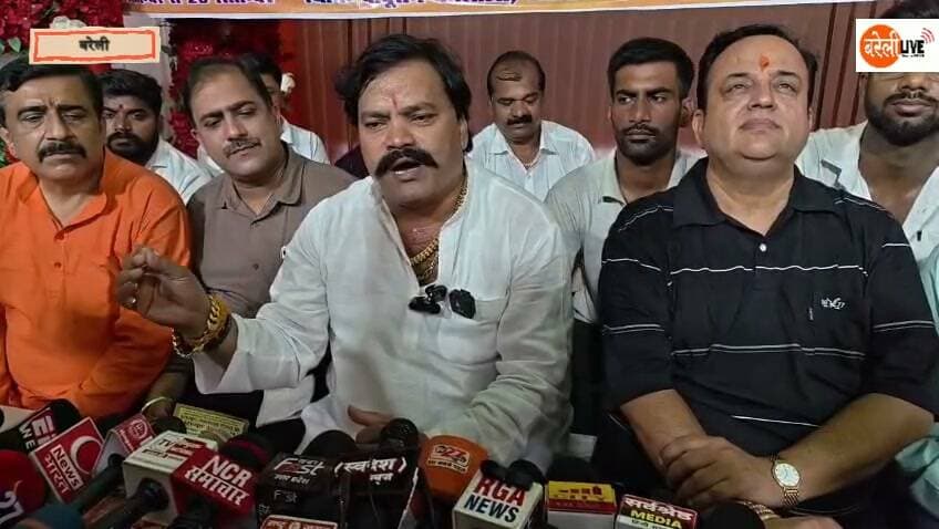 बरेली। श्री गणेश चतुर्थी के पावन पर्व पर मराठा बुलियन एसोसिएशन एवं श्री गणेश महोत्सव समिति की ओर से इस वर्ष भी नाथ नगरी बरेली में गणपति महोत्सव धूमधाम से मनाया जाएगा। बाबूराम धर्मशाला, शिवाजी मार्ग में 14 सितंबर से भगवान श्री गणेश की भव्य प्रतिमा विराजमान होगी। सात दिवसीय महोत्सव का समापन 20 सितंबर को भव्य विसर्जन शोभायात्रा के साथ किया जाएगा।
समिति के अनुसार गणेश चतुर्थी के अवसर पर बरेली शहर के विभिन्न मंदिरों, मोहल्लों, गलियों और चौराहों पर पंडाल सजाकर भगवान श्री गणेश का जन्मोत्सव मनाया जाता है। महाराष्ट्र की परंपरा से प्रेरित यह महोत्सव पिछले करीब तीन दशकों से बरेली में श्रद्धा और उल्लास के साथ आयोजित किया जा रहा है।