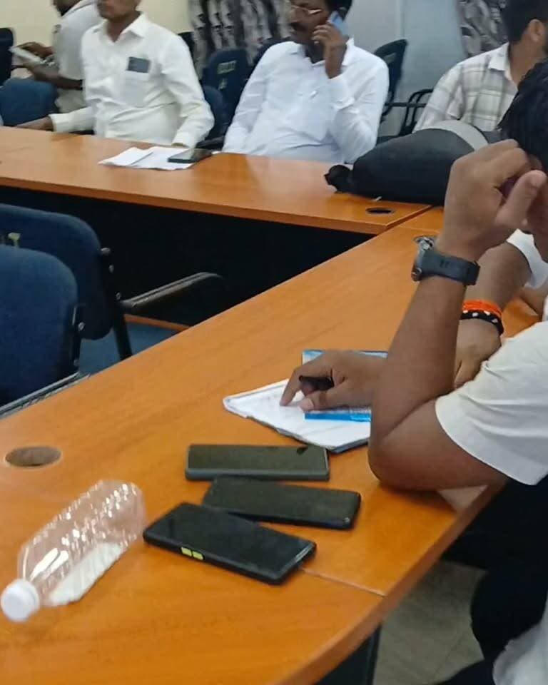 बीस सूत्री बैठक में जनहित के मुद्दों पर हुई विस्तृत चर्चा
टिकारी प्रखंड सभागार में प्रखंड स्तरीय कार्यान्वयन समिति (बीस सूत्री) की बैठक आयोजित हुई। बैठक में प्रखंड विकास पदाधिकारी, विभिन्न विभागों के प्रखंड स्तरीय पदाधिकारी एवं समिति के सदस्य शामिल हुए। बैठक में उपस्थित विधायक अजय कुमार ने स्वास्थ्य, शिक्षा, बिजली, नल-जल, राजस्व एवं भूमि सुधार समेत कई जनहित के मुद्दों की विभागवार अधतन स्थिति से अवगत हुए। उन्होंने अधिकारियों से योजनाओं की प्रगति और क्षेत्र की समस्याओं की जानकारी लेते हुए उनके शीघ्र समाधान के निर्देश दिया। अधिकारियों को आम जनता तक सरकारी योजनाओं का लाभ समय पर पहुंचाने तथा जनसमस्याओं का प्राथमिकता के आधार पर त्वरित निष्पादन सुनिश्चित करने को कहा गया। उपस्थित सदस्यों ने खुलकर क्षेत्र की समस्याओं को रखा और समाधान की मांग की। बैठक की अध्यक्षता 20 सूत्री के अध्यक्ष अनिल पासवान और संचालन बीडीओ योगेन्द्र पासवान ने किया।
#bdbiharjharkhand #viralvideo
#Tikari