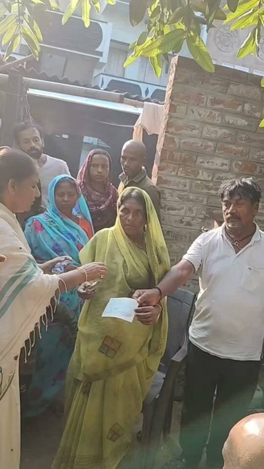 बेलागंज प्रखंड क्षेत्र में विधायक मनोरमा देवी ने पीड़ित परिवार से किया मुलाकात. आर्थिक मदद एवं पारिवारिक लाभ के तहत दिया चेक
