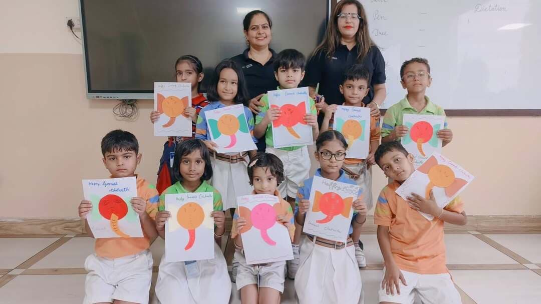 जीडीजीआईएस रोहतक में हिंदी दिवस एवं गणेश चतुर्थी की विशेष प्रार्थना सभा का भव्य आयोजन
रोहतक: जीडी गोयनका इंटरनेशनल स्कूल, रोहतक में हिंदी दिवस एवं गणेश चतुर्थी के पावन अवसर पर एक विशेष प्रार्थना सभा का आयोजन हर्षोल्लास, श्रद्धा एवं सांस्कृतिक उत्साह के साथ किया गया। इस विशेष सभा में भाषा के प्रति सम्मान, भारतीय संस्कृति, परंपराओं एवं आध्यात्मिक मूल्यों का सुंदर समागम देखने को मिला।
कार्यक्रम का शुभारंभ मंगलाचरण एवं प्रार्थना के साथ हुआ। इसके पश्चात विद्यार्थियों ने हिंदी दिवस के महत्व पर आधारित भाषण, कविताएँ, विचार एवं मनमोहक सांस्कृतिक प्रस्तुतियाँ दीं। विद्यार्थियों ने हिंदी भाषा की समृद्धि, सुंदरता एवं महत्त्व को रेखांकित करते हुए मातृभाषा के प्रति प्रेम और सम्मान का संदेश दिया।
इसी क्रम में गणेश चतुर्थी के पावन पर्व को भी श्रद्धा एवं भक्ति के साथ मनाया गया। विद्यार्थियों द्वारा भगवान श्री गणेश के महत्व पर आधारित सुंदर प्रस्तुति दी गई। भगवान गणेश को ज्ञान, बुद्धि, समृद्धि एवं शुभारंभ के प्रतीक के रूप में प्रस्तुत करते हुए विद्यार्थियों ने सभी को भारतीय संस्कृति एवं सनातन परंपराओं से जुड़ने का संदेश दिया।
विशेष सभा के दौरान विद्यालय परिसर में उत्साह, आध्यात्मिकता एवं सांस्कृतिक गौरव का वातावरण बना रहा। विद्यार्थियों की प्रस्तुतियों ने न केवल सभी का मनोरंजन किया, बल्कि उन्हें भारत की समृद्ध भाषाई एवं सांस्कृतिक विरासत को समझने और सम्मान करने के लिए भी प्रेरित किया।
इस अवसर पर विद्यालय के निदेशक श्री विक्रांत मायना एवं श्रीमती सान्या मायना, सहायक निदेशक डॉ. अमन अग्रवाल, प्रधानाचार्या डॉ. श्रुति शर्मा एवं प्रधानाध्यापिका सुश्री अनामिका बलहारा की गरिमामयी उपस्थिति एवं मार्गदर्शन ने विद्यार्थियों का उत्साहवर्धन किया।
विद्यालय नेतृत्व ने विद्यार्थियों एवं शिक्षकों के प्रयासों की सराहना करते हुए सभी को भारतीय संस्कृति, परंपराओं एवं हिंदी भाषा के प्रति सम्मान बनाए रखने के लिए प्रेरित किया।
विशेष प्रार्थना सभा का समापन ज्ञान, एकता, सांस्कृतिक गौरव एवं भक्ति के प्रेरणादायी संदेश के साथ हुआ। यह आयोजन समस्त GDGIS परिवार के लिए एक यादगार एवं प्रेरणादायी अनुभव रहा।