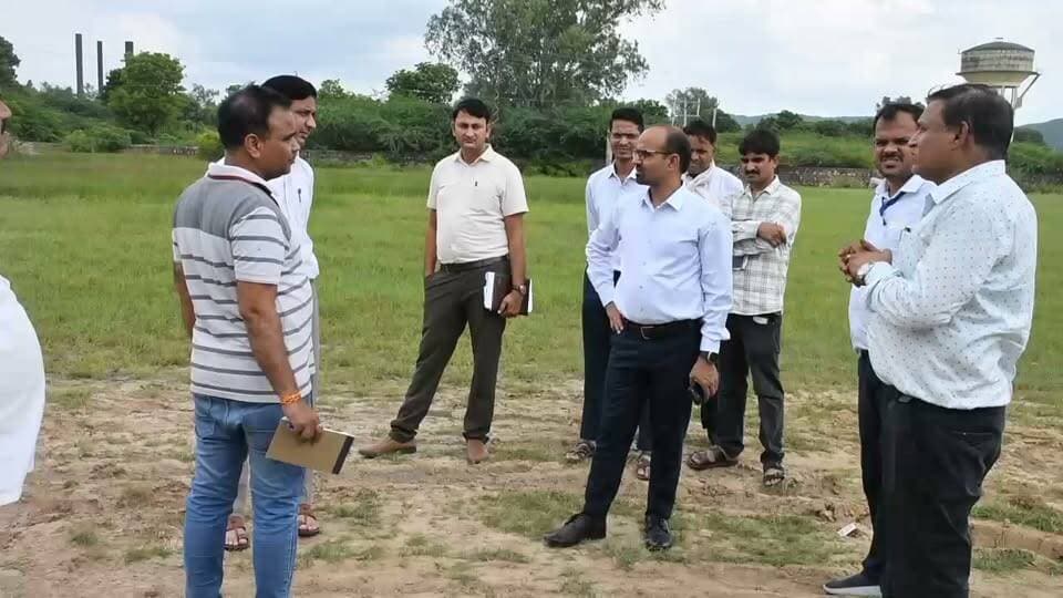 *नगरीय निकाय आम चुनाव-2026*
*जिले की सभी 6 नगरीय निकायों के मतगणना केन्द्रों पर 14 सितम्बर को प्रातः 8 बजे से होगी मतगणना*
*जिला निर्वाचन अधिकारी काना राम ने नगर परिषद सवाई माधोपुर के मतगणना केन्द्र का निरीक्षण कर व्यवस्थाओं का लिया जायजा, समयबद्ध तैयारियां पूर्ण करने के दिए निर्देश*
*सवाई माधोपुर, 12 सितम्बर।* नगरीय निकाय आम चुनाव-2026 के तहत जिले के सभी 6 नगरीय निकायों में मतदान प्रक्रिया पूर्ण होने के बाद 14 सितम्बर 2026 को प्रातः 8 बजे से मतगणना प्रारंभ होगी। जिला निर्वाचन अधिकारी एवं जिला कलक्टर काना राम ने शनिवार को नगर परिषद सवाई माधोपुर के मतगणना केन्द्र महात्मा गांधी राजकीय विद्यालय, साहूनगर का निरीक्षण कर व्यवस्थाओं का जायजा लिया। उन्होंने संबंधित अधिकारियों को मतगणना से जुड़ी सभी आवश्यक तैयारियां निर्धारित समय में पूर्ण करने के निर्देश दिए।
जिला निर्वाचन अधिकारी ने रिटर्निंग अधिकारी मांगीलाल एवं अधिशाषी अभियंता, सार्वजनिक निर्माण विभाग गोविन्द सहाय मीणा को मतगणना केन्द्र पर आवश्यक व्यवस्थाओं की समीक्षा करते हुए तैयारियां समयबद्ध रूप से पूर्ण करने के निर्देश दिए। उन्होंने मतगणना प्रक्रिया को सुव्यवस्थित, निष्पक्ष एवं पारदर्शी ढंग से संपन्न कराने के लिए सभी आवश्यक व्यवस्थाएं सुनिश्चित करने पर जोर दिया।
*इन केन्द्रों पर होगी मतगणना*
जिले के छह नगरीय निकायों के लिए निर्धारित मतगणना केन्द्र एवं टेबल इस प्रकार हैं—
नगर परिषद सवाई माधोपुर : महात्मा गांधी राजकीय विद्यालय, साहूनगर, कमरा नं. 14 — वार्ड 1 से 60, 14 टेबल।
नगर पालिका खण्डार: राजकीय महाविद्यालय,खण्डार हॉल नं. 1 — वार्ड 1 से 25, 5 टेबल।
नगर पालिका बौंली: राजकीय महाविद्यालय,बौंली कमरा नं. 2 — वार्ड 1 से 25, 5 टेबल।
नगर परिषद गंगापुर सिटी: गंगापुर सिटी में दो कक्षों में मतगणना होगी। राजकीय स्नातकोत्तर महाविद्यालय गंगापुर सिटी— वार्ड 1 से 30 के लिए न्यू हॉल नं. 1 में 7 टेबल तथा वार्ड 31 से 60 के लिए कमरा नं. 31 में 7 टेबल।
नगर पालिका वजीरपुर: राजकीय कन्या महाविद्यालय,वजीरपुर कमरा नं. 3 — वार्ड 1 से 25, 5 टेबल।
नगर पालिका बामनवास: राजकीय औद्योगिक प्रशिक्षण संस्थान, बामनवास कमरा नं. 2 — वार्ड 1 से 20, 5 टेबल।
*वार्डवार होगी मतगणना, पहले गिने जाएंगे डाक मतपत्र*
सभी नगरीय निकायों में एक वार्ड के लिए एक मतगणना टेबल निर्धारित की गई है। जिस वार्ड में एक से अधिक मतदान केन्द्र हैं, वहां सभी मतदान केन्द्रों के मतों की गणना उसी टेबल पर की जाएगी। प्रत्येक अभ्यर्थी संबंधित वार्ड के लिए एक गणना अभिकर्ता नियुक्त कर सकेगा। राज्य निर्वाचन आयोग के निर्देशानुसार मतगणना की शुरुआत डाक मतपत्रों की गणना से होगी। इसके लिए पृथक टेबल निर्धारित नहीं की जाएगी, बल्कि संबंधित रिटर्निंग अधिकारी की टेबल पर ही डाक मतपत्रों की गणना होगी।
*मतगणना केन्द्र पर निर्धारित क्रम के अनुसार मिलेगा प्रवेश*
जिला निर्वाचन अधिकारी ने बताया कि मतगणना वार्डवार निर्धारित क्रम के अनुसार की जाएगी। संबंधित वार्ड के अभ्यर्थी एवं गणना अभिकर्ता निर्धारित टेबल के अनुरूप ही मतगणना कक्ष में प्रवेश कर सकेंगे। एक वार्ड की मतगणना पूर्ण होने के बाद अगले वार्ड के अभ्यर्थियों एवं गणना अभिकर्ताओं को मतगणना कक्ष में प्रवेश दिया जाएगा।
*मतों की गोपनीयता एवं पारदर्शिता का रहेगा विशेष ध्यान*
जिला निर्वाचन अधिकारी ने मतगणना प्रक्रिया में मतों की गोपनीयता, निष्पक्षता एवं पारदर्शिता बनाए रखने के निर्देश दिए। मतगणना प्रारंभ होने से पूर्व रिटर्निंग अधिकारी द्वारा मतगणना कक्ष में उपस्थित सभी व्यक्तियों को लोक प्रतिनिधित्व अधिनियम, 1951 की धारा 128 के प्रावधानों से अवगत कराया जाएगा।
जिला निर्वाचन अधिकारी काना राम ने अधिकारियों को निर्देश दिए कि मतगणना से संबंधित सभी तैयारियां निर्धारित समय से पूर्व पूर्ण कर ली जाएं तथा राज्य निर्वाचन आयोग के निर्देशों एवं निर्धारित नियमों की अक्षरशः पालना सुनिश्चित करते हुए मतगणना प्रक्रिया को शांतिपूर्ण, निष्पक्ष, सुव्यवस्थित एवं पारदर्शी ढंग से संपन्न कराया जाए।
---000---