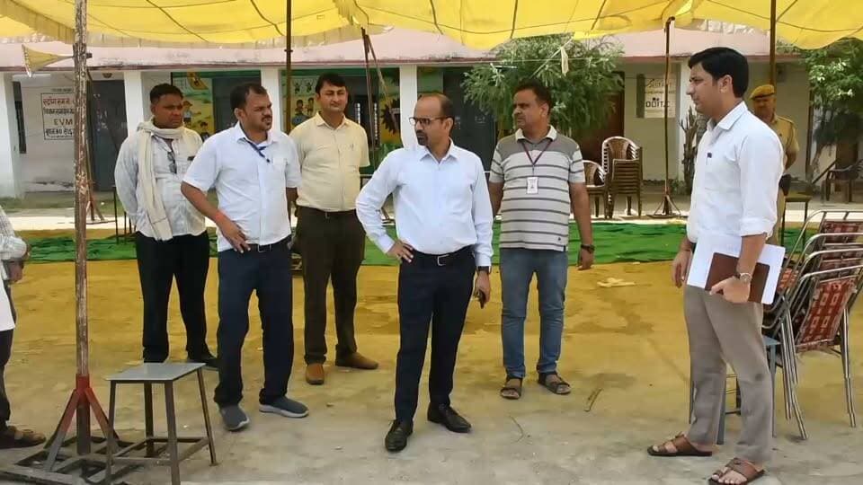 *नगरीय निकाय आम चुनाव-2026*
*जिले की सभी 6 नगरीय निकायों के मतगणना केन्द्रों पर 14 सितम्बर को प्रातः 8 बजे से होगी मतगणना*
*जिला निर्वाचन अधिकारी काना राम ने नगर परिषद सवाई माधोपुर के मतगणना केन्द्र का निरीक्षण कर व्यवस्थाओं का लिया जायजा, समयबद्ध तैयारियां पूर्ण करने के दिए निर्देश*
*सवाई माधोपुर, 12 सितम्बर।* नगरीय निकाय आम चुनाव-2026 के तहत जिले के सभी 6 नगरीय निकायों में मतदान प्रक्रिया पूर्ण होने के बाद 14 सितम्बर 2026 को प्रातः 8 बजे से मतगणना प्रारंभ होगी। जिला निर्वाचन अधिकारी एवं जिला कलक्टर काना राम ने शनिवार को नगर परिषद सवाई माधोपुर के मतगणना केन्द्र महात्मा गांधी राजकीय विद्यालय, साहूनगर का निरीक्षण कर व्यवस्थाओं का जायजा लिया। उन्होंने संबंधित अधिकारियों को मतगणना से जुड़ी सभी आवश्यक तैयारियां निर्धारित समय में पूर्ण करने के निर्देश दिए।
जिला निर्वाचन अधिकारी ने रिटर्निंग अधिकारी मांगीलाल एवं अधिशाषी अभियंता, सार्वजनिक निर्माण विभाग गोविन्द सहाय मीणा को मतगणना केन्द्र पर आवश्यक व्यवस्थाओं की समीक्षा करते हुए तैयारियां समयबद्ध रूप से पूर्ण करने के निर्देश दिए। उन्होंने मतगणना प्रक्रिया को सुव्यवस्थित, निष्पक्ष एवं पारदर्शी ढंग से संपन्न कराने के लिए सभी आवश्यक व्यवस्थाएं सुनिश्चित करने पर जोर दिया।
*इन केन्द्रों पर होगी मतगणना*
जिले के छह नगरीय निकायों के लिए निर्धारित मतगणना केन्द्र एवं टेबल इस प्रकार हैं—
नगर परिषद सवाई माधोपुर : महात्मा गांधी राजकीय विद्यालय, साहूनगर, कमरा नं. 14 — वार्ड 1 से 60, 14 टेबल।
नगर पालिका खण्डार: राजकीय महाविद्यालय,खण्डार हॉल नं. 1 — वार्ड 1 से 25, 5 टेबल।
नगर पालिका बौंली: राजकीय महाविद्यालय,बौंली कमरा नं. 2 — वार्ड 1 से 25, 5 टेबल।
नगर परिषद गंगापुर सिटी: गंगापुर सिटी में दो कक्षों में मतगणना होगी। राजकीय स्नातकोत्तर महाविद्यालय गंगापुर सिटी— वार्ड 1 से 30 के लिए न्यू हॉल नं. 1 में 7 टेबल तथा वार्ड 31 से 60 के लिए कमरा नं. 31 में 7 टेबल।
नगर पालिका वजीरपुर: राजकीय कन्या महाविद्यालय,वजीरपुर कमरा नं. 3 — वार्ड 1 से 25, 5 टेबल।
नगर पालिका बामनवास: राजकीय औद्योगिक प्रशिक्षण संस्थान, बामनवास कमरा नं. 2 — वार्ड 1 से 20, 5 टेबल।
*वार्डवार होगी मतगणना, पहले गिने जाएंगे डाक मतपत्र*
सभी नगरीय निकायों में एक वार्ड के लिए एक मतगणना टेबल निर्धारित की गई है। जिस वार्ड में एक से अधिक मतदान केन्द्र हैं, वहां सभी मतदान केन्द्रों के मतों की गणना उसी टेबल पर की जाएगी। प्रत्येक अभ्यर्थी संबंधित वार्ड के लिए एक गणना अभिकर्ता नियुक्त कर सकेगा। राज्य निर्वाचन आयोग के निर्देशानुसार मतगणना की शुरुआत डाक मतपत्रों की गणना से होगी। इसके लिए पृथक टेबल निर्धारित नहीं की जाएगी, बल्कि संबंधित रिटर्निंग अधिकारी की टेबल पर ही डाक मतपत्रों की गणना होगी।
*मतगणना केन्द्र पर निर्धारित क्रम के अनुसार मिलेगा प्रवेश*
जिला निर्वाचन अधिकारी ने बताया कि मतगणना वार्डवार निर्धारित क्रम के अनुसार की जाएगी। संबंधित वार्ड के अभ्यर्थी एवं गणना अभिकर्ता निर्धारित टेबल के अनुरूप ही मतगणना कक्ष में प्रवेश कर सकेंगे। एक वार्ड की मतगणना पूर्ण होने के बाद अगले वार्ड के अभ्यर्थियों एवं गणना अभिकर्ताओं को मतगणना कक्ष में प्रवेश दिया जाएगा।
*मतों की गोपनीयता एवं पारदर्शिता का रहेगा विशेष ध्यान*
जिला निर्वाचन अधिकारी ने मतगणना प्रक्रिया में मतों की गोपनीयता, निष्पक्षता एवं पारदर्शिता बनाए रखने के निर्देश दिए। मतगणना प्रारंभ होने से पूर्व रिटर्निंग अधिकारी द्वारा मतगणना कक्ष में उपस्थित सभी व्यक्तियों को लोक प्रतिनिधित्व अधिनियम, 1951 की धारा 128 के प्रावधानों से अवगत कराया जाएगा।
जिला निर्वाचन अधिकारी काना राम ने अधिकारियों को निर्देश दिए कि मतगणना से संबंधित सभी तैयारियां निर्धारित समय से पूर्व पूर्ण कर ली जाएं तथा राज्य निर्वाचन आयोग के निर्देशों एवं निर्धारित नियमों की अक्षरशः पालना सुनिश्चित करते हुए मतगणना प्रक्रिया को शांतिपूर्ण, निष्पक्ष, सुव्यवस्थित एवं पारदर्शी ढंग से संपन्न कराया जाए।
---000---