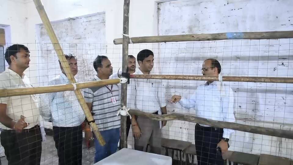 *नगरीय निकाय आम चुनाव-2026*
*जिले की सभी 6 नगरीय निकायों के मतगणना केन्द्रों पर 14 सितम्बर को प्रातः 8 बजे से होगी मतगणना*
*जिला निर्वाचन अधिकारी काना राम ने नगर परिषद सवाई माधोपुर के मतगणना केन्द्र का निरीक्षण कर व्यवस्थाओं का लिया जायजा, समयबद्ध तैयारियां पूर्ण करने के दिए निर्देश*
*सवाई माधोपुर, 12 सितम्बर।* नगरीय निकाय आम चुनाव-2026 के तहत जिले के सभी 6 नगरीय निकायों में मतदान प्रक्रिया पूर्ण होने के बाद 14 सितम्बर 2026 को प्रातः 8 बजे से मतगणना प्रारंभ होगी। जिला निर्वाचन अधिकारी एवं जिला कलक्टर काना राम ने शनिवार को नगर परिषद सवाई माधोपुर के मतगणना केन्द्र महात्मा गांधी राजकीय विद्यालय, साहूनगर का निरीक्षण कर व्यवस्थाओं का जायजा लिया। उन्होंने संबंधित अधिकारियों को मतगणना से जुड़ी सभी आवश्यक तैयारियां निर्धारित समय में पूर्ण करने के निर्देश दिए।
जिला निर्वाचन अधिकारी ने रिटर्निंग अधिकारी मांगीलाल एवं अधिशाषी अभियंता, सार्वजनिक निर्माण विभाग गोविन्द सहाय मीणा को मतगणना केन्द्र पर आवश्यक व्यवस्थाओं की समीक्षा करते हुए तैयारियां समयबद्ध रूप से पूर्ण करने के निर्देश दिए। उन्होंने मतगणना प्रक्रिया को सुव्यवस्थित, निष्पक्ष एवं पारदर्शी ढंग से संपन्न कराने के लिए सभी आवश्यक व्यवस्थाएं सुनिश्चित करने पर जोर दिया।
*इन केन्द्रों पर होगी मतगणना*
जिले के छह नगरीय निकायों के लिए निर्धारित मतगणना केन्द्र एवं टेबल इस प्रकार हैं—
नगर परिषद सवाई माधोपुर : महात्मा गांधी राजकीय विद्यालय, साहूनगर, कमरा नं. 14 — वार्ड 1 से 60, 14 टेबल।
नगर पालिका खण्डार: राजकीय महाविद्यालय,खण्डार हॉल नं. 1 — वार्ड 1 से 25, 5 टेबल।
नगर पालिका बौंली: राजकीय महाविद्यालय,बौंली कमरा नं. 2 — वार्ड 1 से 25, 5 टेबल।
नगर परिषद गंगापुर सिटी: गंगापुर सिटी में दो कक्षों में मतगणना होगी। राजकीय स्नातकोत्तर महाविद्यालय गंगापुर सिटी— वार्ड 1 से 30 के लिए न्यू हॉल नं. 1 में 7 टेबल तथा वार्ड 31 से 60 के लिए कमरा नं. 31 में 7 टेबल।
नगर पालिका वजीरपुर: राजकीय कन्या महाविद्यालय,वजीरपुर कमरा नं. 3 — वार्ड 1 से 25, 5 टेबल।
नगर पालिका बामनवास: राजकीय औद्योगिक प्रशिक्षण संस्थान, बामनवास कमरा नं. 2 — वार्ड 1 से 20, 5 टेबल।
*वार्डवार होगी मतगणना, पहले गिने जाएंगे डाक मतपत्र*
सभी नगरीय निकायों में एक वार्ड के लिए एक मतगणना टेबल निर्धारित की गई है। जिस वार्ड में एक से अधिक मतदान केन्द्र हैं, वहां सभी मतदान केन्द्रों के मतों की गणना उसी टेबल पर की जाएगी। प्रत्येक अभ्यर्थी संबंधित वार्ड के लिए एक गणना अभिकर्ता नियुक्त कर सकेगा। राज्य निर्वाचन आयोग के निर्देशानुसार मतगणना की शुरुआत डाक मतपत्रों की गणना से होगी। इसके लिए पृथक टेबल निर्धारित नहीं की जाएगी, बल्कि संबंधित रिटर्निंग अधिकारी की टेबल पर ही डाक मतपत्रों की गणना होगी।
*मतगणना केन्द्र पर निर्धारित क्रम के अनुसार मिलेगा प्रवेश*
जिला निर्वाचन अधिकारी ने बताया कि मतगणना वार्डवार निर्धारित क्रम के अनुसार की जाएगी। संबंधित वार्ड के अभ्यर्थी एवं गणना अभिकर्ता निर्धारित टेबल के अनुरूप ही मतगणना कक्ष में प्रवेश कर सकेंगे। एक वार्ड की मतगणना पूर्ण होने के बाद अगले वार्ड के अभ्यर्थियों एवं गणना अभिकर्ताओं को मतगणना कक्ष में प्रवेश दिया जाएगा।
*मतों की गोपनीयता एवं पारदर्शिता का रहेगा विशेष ध्यान*
जिला निर्वाचन अधिकारी ने मतगणना प्रक्रिया में मतों की गोपनीयता, निष्पक्षता एवं पारदर्शिता बनाए रखने के निर्देश दिए। मतगणना प्रारंभ होने से पूर्व रिटर्निंग अधिकारी द्वारा मतगणना कक्ष में उपस्थित सभी व्यक्तियों को लोक प्रतिनिधित्व अधिनियम, 1951 की धारा 128 के प्रावधानों से अवगत कराया जाएगा।
जिला निर्वाचन अधिकारी काना राम ने अधिकारियों को निर्देश दिए कि मतगणना से संबंधित सभी तैयारियां निर्धारित समय से पूर्व पूर्ण कर ली जाएं तथा राज्य निर्वाचन आयोग के निर्देशों एवं निर्धारित नियमों की अक्षरशः पालना सुनिश्चित करते हुए मतगणना प्रक्रिया को शांतिपूर्ण, निष्पक्ष, सुव्यवस्थित एवं पारदर्शी ढंग से संपन्न कराया जाए।
---000---