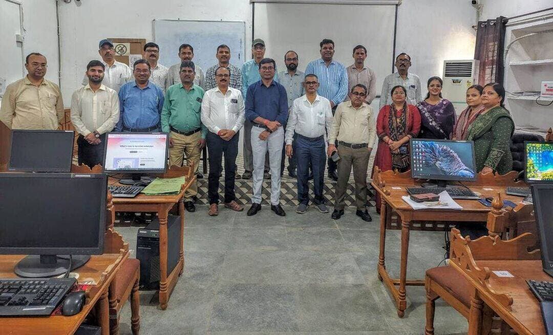 *विभागीय जांच पोर्टल के नए वर्जन पर राजस्व अधिकारियों को दिया गया प्रशिक्षण*
--------------
कलेक्टर ऊषा परमार के निर्देशानुसार जिले के समस्त राजस्व अनुविभागीय अधिकारियों, तहसीलदार एवं नायब तहसीलदारों को विभागीय जांच पोर्टल के नवीन वर्जन के संबंध में शनिवार को जिला मुख्यालय पर प्रशिक्षण प्रदान किया गया। कलेक्ट्रेट स्थित ई-दक्ष केन्द्र में वरिष्ठ प्रशिक्षक वैभव सोनी ने यह प्रशिक्षण दिया। प्रशिक्षण के दौरान अधिकारियों को विभागीय जांच से संबंधित संपूर्ण प्रक्रिया पोर्टल के माध्यम से संपादित किया जाना अनिवार्य होने के संबंध में विस्तारपूर्वक जानकारी दी गई। साथ ही विभागीय जांच प्रकरणों के ऑनलाइन संचालन के लिए पोर्टल के नवीन वर्जन में उपलब्ध विभिन्न सुविधाओं एवं प्रक्रियाओं से अधिकारियों को अवगत कराया गया।
प्रशिक्षण में विभागीय जांच का संपूर्ण वर्क फ्लो समझाया गया। इसमें प्रकरण प्रारंभ करने से लेकर आवश्यक कार्यवाहियों को पोर्टल पर दर्ज करने तथा प्रकरण के विभिन्न चरणों में की जाने वाली कार्यवाही की प्रक्रिया को क्रमबद्ध रूप से बताया गया। अधिकारियों को प्रायोगिक डिमॉन्स्ट्रेशन के माध्यम से पोर्टल पर विभागीय जांच की संपूर्ण प्रक्रिया करके भी दिखाई गई, जिससे वे पोर्टल पर स्वयं कार्यवाही संपादित करने की प्रक्रिया को बेहतर ढंग से समझ सकें। प्रशिक्षण का उद्देश्य विभागीय जांच प्रकरणों में पारदर्शिता, समयबद्धता एवं कार्यप्रणाली के डिजिटलीकरण को सुनिश्चित करते हुए पोर्टल के माध्यम से विभागीय जांच की कार्यवाही को प्रभावी एवं व्यवस्थित रूप से संचालित करना है।