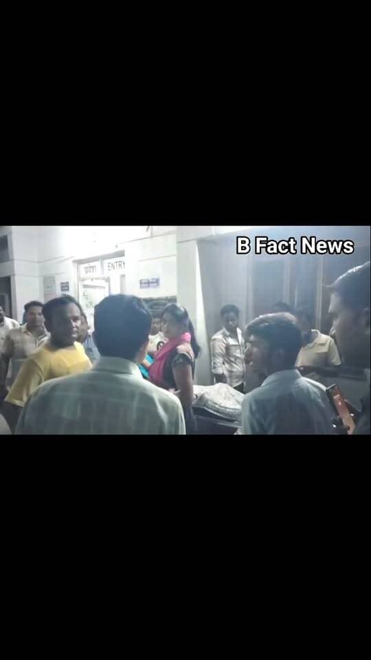 बहराइच में लड्डू गोपाल विसर्जन के दौरान हुआ बड़ा हादसा लापरवाही की भेंट चढ़ी जा,न
विसर्जन के दौरान तालाब में डूबने से 26 वर्षीय युवक अतुल वर्मा की मौ,त
परिजनों का आरोप घटना स्थल पर नहीं थी कोई भी लाइट की व्यवस्था अंधेरेके करण हुआ हादसा
तालाब से निकाले के द्वारान युवक की चल रही थी सांसे CHC चर्दा से मेडिकल कालेज के लिए किया गया रिफर
परिजन का आरोप नहीं मिली एम्बुलेंस पुलिस की गाडी से लेकर पहुंचे मेडिकल कालेज
नहीं मिली एम्बुलेंस चली गई युवक की जा,न समय रहते मिलती एम्बुलेंस तो बच सकती थी युवक की जान
बहराइच के रुपईडीहा थाना छेत्र सगरा कुट्टी गाँव की है घटना