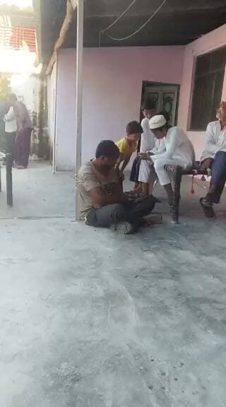 शादीशुदा महिला से मिलने पहुंचे युवक की कथित पिटाई का वीडियो वायरल, पुलिस ने दर्ज किया मुकदमा
रस्सी से उल्टा लटकाकर मारपीट और रुपए मांगने के आरोप, घटना का वीडियो सोशल मीडिया पर चर्चा में
सहारनपुर पुलिस ने जांच शुरू की, वायरल वीडियो और आरोपों की होगी विधिक पड़ताल
✒️ रिपोर्ट: यूपी हेड नागेंद्र पांडये
सहारनपुर। उत्तर प्रदेश के सहारनपुर जनपद में एक युवक के साथ कथित रूप से रस्सी से बांधकर उल्टा लटकाकर मारपीट किए जाने का वीडियो सोशल मीडिया पर तेजी से वायरल हो रहा है। बताया जा रहा है कि युवक अपनी शादीशुदा प्रेमिका से मिलने गया था, जहां महिला के परिजनों ने उसे पकड़ लिया। वायरल वीडियो सामने आने के बाद पुलिस ने मामले का संज्ञान लेते हुए संबंधित धाराओं में मुकदमा दर्ज कर जांच शुरू कर दी है।
प्रारंभिक जानकारी के अनुसार घटना करीब दस दिन पुरानी बताई जा रही है, जबकि वीडियो अब सोशल मीडिया पर वायरल हुआ है। आरोप है कि युवक को रस्सी से उल्टा लटकाकर बेरहमी से पीटा गया। साथ ही यह भी आरोप लगाया गया है कि उसे छोड़ने के बदले पांच लाख रुपये की मांग की गई। हालांकि इन आरोपों की स्वतंत्र पुष्टि अभी नहीं हुई है।
पुलिस के अनुसार, मामला सहारनपुर के मिर्जापुर थाना क्षेत्र के एक गांव का है। पुलिस ने संबंधित धाराओं में मुकदमा दर्ज कर लिया है और वायरल वीडियो की सत्यता, घटनाक्रम तथा सभी आरोपों की जांच की जा रही है। जांच के आधार पर आगे की वैधानिक कार्रवाई की जाएगी।
कानूनी विशेषज्ञों का कहना है कि किसी भी व्यक्ति पर आरोप होने की स्थिति में भी उसे बंधक बनाना, मारपीट करना या कानून हाथ में लेना अपराध है। यदि किसी प्रकार का विवाद या आपत्ति हो तो उसकी सूचना पुलिस को देकर विधिक प्रक्रिया अपनाई जानी चाहिए।
फिलहाल पुलिस पूरे मामले की जांच कर रही है। वायरल वीडियो और लगाए गए आरोपों की सत्यता जांच के बाद ही स्पष्ट होगी। दोषी पाए जाने वाले व्यक्तियों के विरुद्ध कानून के अनुसार कार्रवाई की जाएगी।
🟥 ND NEWS | दैनिक निष्पक्ष धारा की अपील
किसी भी व्यक्तिगत या पारिवारिक विवाद का समाधान हिंसा नहीं, बल्कि कानून के दायरे में होना चाहिए। आम नागरिकों से अपील है कि किसी भी परिस्थिति में कानून अपने हाथ में न लें। यदि कोई आपराधिक घटना घटित होती है तो तत्काल पुलिस को सूचना दें। प्रशासन से अपेक्षा है कि मामले की निष्पक्ष, पारदर्शी और समयबद्ध जांच कर दोषियों के विरुद्ध कठोर कार्रवाई सुनिश्चित करे।
👇👇👇
#NDNews #दैनिक_निष्पक्ष_धारा #Saharanpur #MirzapurPolice #UPPolice #ViralVideo #CrimeNews #LawAndOrder #Investigation #Justice #BreakingNews
👇👇👇
@dgpup
@RSSorg
@UPGovt
@RSSgeet
@wpl1090
@Uppolice
@MIB_India
@PMOIndia
@HMOIndia
@VHPDigital
@InfoDeptUP
@myogioffice
@homeupgov
@CMOUP_RC
@CMOfficeUP
@ChiefSecyUP
@ChiefSecyUP
@MahantYogiG
@UpPolicemitra
@BajrangDalOrg
@UPPViralCheck
@rashtrapatibhvn
@112UttarPradesh
@UPMahilakalyan
@myogiadityanath
@saharanpurpol
👇👇
🟥 ND NEWS | दैनिक निष्पक्ष धारा
मुख्य संपादक / संस्थापक: राजन सिंह हाड़ा
सह-संपादक: शालिनी सिंह भदौरिया
✒️ रिपोर्ट: यूपी हेड नागेंद्र पांडये
📍 कार्यालय-3: U158, हीरा स्वीट्स के पास, विकास मार्ग, लक्ष्मी नगर, पूर्वी दिल्ली, पिन कोड – 110092 (NCR)
📍 कार्यालय-2: विधानसभा रोड, बर्लिंगटन चौराहा, लखनऊ – 226001 (UP)
📍 कार्यालय-1: 1/1 अटल बिहारी चौराहा, नियर बर्मा चौराहा, फतेहपुर – 212601 (UP)
📅 दिनांक: 13 सितम्बर 2026
📆 दिन: रविवार
📧 Email: ndnewschannel@gmail.com
📞 मोबाइल: 9696119696
नोट: यह समाचार पुलिस द्वारा उपलब्ध प्रारंभिक जानकारी और सोशल मीडिया पर वायरल वीडियो के आधार पर तैयार किया गया है। आरोपों की अंतिम पुष्टि पुलिस जांच और न्यायिक प्रक्रिया के बाद ही होगी।