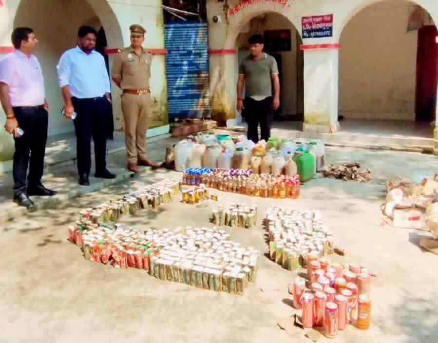 न्यायालय के आदेश पर किशनपुर पुलिस ने 46 मुकदमों की 768 लीटर अवैध शराब कराई नष्ट
वर्ष 2024 और 2025 के आबकारी मामलों में बरामद शराब का विधिक विनिष्टीकरण, पूरी कार्रवाई की हुई वीडियोग्राफी
एसपी अभिमन्यु मांगलिक के निर्देशन में अभियान जारी, अवैध शराब कारोबार पर सख्ती का संदेश
✒️ रिपोर्ट: सहयोगी अमर केसरवानी के साथ पिंटू तिवारी
फतेहपुर। जनपद के किशनपुर थाना क्षेत्र में अवैध शराब के विरुद्ध चलाए जा रहे अभियान के तहत शनिवार को एक महत्वपूर्ण कार्रवाई की गई। माननीय न्यायालय न्यायिक मजिस्ट्रेट खागा के आदेश के अनुपालन में थाना किशनपुर में दर्ज कुल 46 आबकारी मुकदमों से संबंधित 768 लीटर अवैध शराब का नियमानुसार विनिष्टीकरण (नष्ट) कराया गया।
पुलिस अधीक्षक अभिमन्यु मांगलिक के निर्देशन एवं अपर पुलिस अधीक्षक के मार्गदर्शन में संपन्न इस कार्रवाई में वर्ष 2024 के 16 तथा 2025 के 30 मुकदमों में बरामद अवैध शराब को विधिक प्रक्रिया के तहत नष्ट किया गया।
विनिष्टीकरण की पूरी प्रक्रिया प्रभारी शासकीय अधिवक्ता (फौजदारी), क्षेत्राधिकारी खागा, उपजिलाधिकारी खागा तथा जिला आबकारी अधिकारी की उपस्थिति में संपन्न कराई गई। थाना किशनपुर के थानाध्यक्ष एवं थाना हेड मुहर्रिर ने नियमानुसार पूरी कार्रवाई पूरी कराई। पारदर्शिता बनाए रखने के लिए संपूर्ण प्रक्रिया की फोटोग्राफी एवं वीडियोग्राफी भी कराई गई।
पुलिस अधिकारियों का कहना है कि जनपद में अवैध शराब के निर्माण, परिवहन, भंडारण एवं बिक्री के विरुद्ध अभियान लगातार जारी रहेगा। कानून का उल्लंघन करने वालों के खिलाफ सख्त कार्रवाई की जाएगी, जिससे अवैध शराब के कारोबार पर प्रभावी अंकुश लगाया जा सके।
इस कार्रवाई को अवैध शराब के खिलाफ पुलिस एवं आबकारी विभाग की संयुक्त मुहिम का महत्वपूर्ण हिस्सा माना जा रहा है। प्रशासन का उद्देश्य न्यायालय के आदेशों का समयबद्ध अनुपालन करने के साथ-साथ समाज को नशामुक्त और सुरक्षित वातावरण उपलब्ध कराना है।
🟥 ND NEWS | दैनिक निष्पक्ष धारा की अपील
अवैध शराब का निर्माण, बिक्री और सेवन समाज के लिए गंभीर खतरा है। नागरिकों से अपील है कि यदि कहीं अवैध शराब के निर्माण या बिक्री की सूचना मिले तो तत्काल पुलिस या आबकारी विभाग को अवगत कराएं। पुलिस एवं आबकारी विभाग से अपेक्षा है कि ऐसे अभियानों को निरंतर जारी रखते हुए दोषियों के विरुद्ध कठोर कानूनी कार्रवाई सुनिश्चित करें।
👇👇👇
#NDNews #दैनिक_निष्पक्ष_धारा #Fatehpur #Kishanpur #Khaga #UPPolice #FatehpurPolice #ExciseDepartment #IllegalLiquor #AbhimanyuManglik #CrimeControl #LawEnforcement
👇👇
@dgpup
@RSSorg
@UPGovt
@wpl1090
@RSSgeet
@Uppolice
@MIB_India
@PMOIndia
@HMOIndia
@abmanglik
@VHPDigital
@igrangealld
@myogioffice
@InfoDeptUP
@dmfatehpur
@sdmsadarftp
@CMOfficeUP
@CMOUP_RC
@UPPRD1948
@ChiefSecyUP
@ChiefSecyUP
@MahantYogiG
@FatehpurSdm
@fatehpurpolice
@BajrangDalOrg
@rashtrapatibhvn
@UPMahilaKalyan
@112UttarPradesh
@myogiadityanath
@CommissionerPrg
@ADGZonPrayagraj
👇👇👇
🟥 ND NEWS | दैनिक निष्पक्ष धारा
मुख्य संपादक / संस्थापक: राजन सिंह हाड़ा
सह-संपादक: शालिनी सिंह भदौरिया
✒️ रिपोर्ट: सहयोगी अमर केसरवानी के साथ पिंटू तिवारी
📍 कार्यालय-3: U158, हीरा स्वीट्स के पास, विकास मार्ग, लक्ष्मी नगर, पूर्वी दिल्ली, पिन कोड – 110092 (NCR)
📍 कार्यालय-2: विधानसभा रोड, बर्लिंगटन चौराहा, लखनऊ – 226001 (UP)
📍 कार्यालय-1: 1/1 अटल बिहारी चौराहा, नियर बर्मा चौराहा, फतेहपुर – 212601 (UP)
📅 दिनांक: 13 सितम्बर 2026
📆 दिन: रविवार
📧 Email: ndnewschannel@gmail.com
📞 मोबाइल: 096961 19696