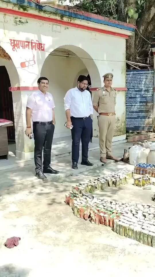 न्यायालय के आदेश पर किशनपुर पुलिस ने 46 मुकदमों की 768 लीटर अवैध शराब कराई नष्ट
वर्ष 2024 और 2025 के आबकारी मामलों में बरामद शराब का विधिक विनिष्टीकरण, पूरी कार्रवाई की हुई वीडियोग्राफी
एसपी अभिमन्यु मांगलिक के निर्देशन में अभियान जारी, अवैध शराब कारोबार पर सख्ती का संदेश
✒️ रिपोर्ट: सहयोगी अमर केसरवानी के साथ पिंटू तिवारी
फतेहपुर। जनपद के किशनपुर थाना क्षेत्र में अवैध शराब के विरुद्ध चलाए जा रहे अभियान के तहत शनिवार को एक महत्वपूर्ण कार्रवाई की गई। माननीय न्यायालय न्यायिक मजिस्ट्रेट खागा के आदेश के अनुपालन में थाना किशनपुर में दर्ज कुल 46 आबकारी मुकदमों से संबंधित 768 लीटर अवैध शराब का नियमानुसार विनिष्टीकरण (नष्ट) कराया गया।
पुलिस अधीक्षक अभिमन्यु मांगलिक के निर्देशन एवं अपर पुलिस अधीक्षक के मार्गदर्शन में संपन्न इस कार्रवाई में वर्ष 2024 के 16 तथा 2025 के 30 मुकदमों में बरामद अवैध शराब को विधिक प्रक्रिया के तहत नष्ट किया गया।
विनिष्टीकरण की पूरी प्रक्रिया प्रभारी शासकीय अधिवक्ता (फौजदारी), क्षेत्राधिकारी खागा, उपजिलाधिकारी खागा तथा जिला आबकारी अधिकारी की उपस्थिति में संपन्न कराई गई। थाना किशनपुर के थानाध्यक्ष एवं थाना हेड मुहर्रिर ने नियमानुसार पूरी कार्रवाई पूरी कराई। पारदर्शिता बनाए रखने के लिए संपूर्ण प्रक्रिया की फोटोग्राफी एवं वीडियोग्राफी भी कराई गई।
पुलिस अधिकारियों का कहना है कि जनपद में अवैध शराब के निर्माण, परिवहन, भंडारण एवं बिक्री के विरुद्ध अभियान लगातार जारी रहेगा। कानून का उल्लंघन करने वालों के खिलाफ सख्त कार्रवाई की जाएगी, जिससे अवैध शराब के कारोबार पर प्रभावी अंकुश लगाया जा सके।
इस कार्रवाई को अवैध शराब के खिलाफ पुलिस एवं आबकारी विभाग की संयुक्त मुहिम का महत्वपूर्ण हिस्सा माना जा रहा है। प्रशासन का उद्देश्य न्यायालय के आदेशों का समयबद्ध अनुपालन करने के साथ-साथ समाज को नशामुक्त और सुरक्षित वातावरण उपलब्ध कराना है।
🟥 ND NEWS | दैनिक निष्पक्ष धारा की अपील
अवैध शराब का निर्माण, बिक्री और सेवन समाज के लिए गंभीर खतरा है। नागरिकों से अपील है कि यदि कहीं अवैध शराब के निर्माण या बिक्री की सूचना मिले तो तत्काल पुलिस या आबकारी विभाग को अवगत कराएं। पुलिस एवं आबकारी विभाग से अपेक्षा है कि ऐसे अभियानों को निरंतर जारी रखते हुए दोषियों के विरुद्ध कठोर कानूनी कार्रवाई सुनिश्चित करें।
👇👇👇
#NDNews #दैनिक_निष्पक्ष_धारा #Fatehpur #Kishanpur #Khaga #UPPolice #FatehpurPolice #ExciseDepartment #IllegalLiquor #AbhimanyuManglik #CrimeControl #LawEnforcement
👇👇
@dgpup
@RSSorg
@UPGovt
@wpl1090
@RSSgeet
@Uppolice
@MIB_India
@PMOIndia
@HMOIndia
@abmanglik
@VHPDigital
@igrangealld
@myogioffice
@InfoDeptUP
@dmfatehpur
@sdmsadarftp
@CMOfficeUP
@CMOUP_RC
@UPPRD1948
@ChiefSecyUP
@ChiefSecyUP
@MahantYogiG
@FatehpurSdm
@fatehpurpolice
@BajrangDalOrg
@rashtrapatibhvn
@UPMahilaKalyan
@112UttarPradesh
@myogiadityanath
@CommissionerPrg
@ADGZonPrayagraj
👇👇👇
🟥 ND NEWS | दैनिक निष्पक्ष धारा
मुख्य संपादक / संस्थापक: राजन सिंह हाड़ा
सह-संपादक: शालिनी सिंह भदौरिया
✒️ रिपोर्ट: सहयोगी अमर केसरवानी के साथ पिंटू तिवारी
📍 कार्यालय-3: U158, हीरा स्वीट्स के पास, विकास मार्ग, लक्ष्मी नगर, पूर्वी दिल्ली, पिन कोड – 110092 (NCR)
📍 कार्यालय-2: विधानसभा रोड, बर्लिंगटन चौराहा, लखनऊ – 226001 (UP)
📍 कार्यालय-1: 1/1 अटल बिहारी चौराहा, नियर बर्मा चौराहा, फतेहपुर – 212601 (UP)
📅 दिनांक: 13 सितम्बर 2026
📆 दिन: रविवार
📧 Email: ndnewschannel@gmail.com
📞 मोबाइल: 096961 19696