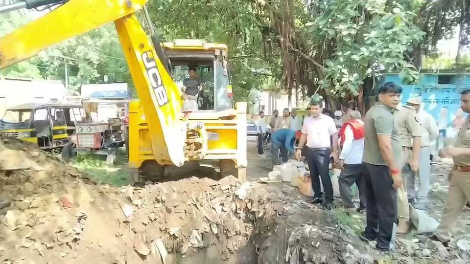 न्यायालय के आदेश पर किशनपुर पुलिस ने 46 मुकदमों की 768 लीटर अवैध शराब कराई नष्ट
वर्ष 2024 और 2025 के आबकारी मामलों में बरामद शराब का विधिक विनिष्टीकरण, पूरी कार्रवाई की हुई वीडियोग्राफी
एसपी अभिमन्यु मांगलिक के निर्देशन में अभियान जारी, अवैध शराब कारोबार पर सख्ती का संदेश
✒️ रिपोर्ट: सहयोगी अमर केसरवानी के साथ पिंटू तिवारी
फतेहपुर। जनपद के किशनपुर थाना क्षेत्र में अवैध शराब के विरुद्ध चलाए जा रहे अभियान के तहत शनिवार को एक महत्वपूर्ण कार्रवाई की गई। माननीय न्यायालय न्यायिक मजिस्ट्रेट खागा के आदेश के अनुपालन में थाना किशनपुर में दर्ज कुल 46 आबकारी मुकदमों से संबंधित 768 लीटर अवैध शराब का नियमानुसार विनिष्टीकरण (नष्ट) कराया गया।
पुलिस अधीक्षक अभिमन्यु मांगलिक के निर्देशन एवं अपर पुलिस अधीक्षक के मार्गदर्शन में संपन्न इस कार्रवाई में वर्ष 2024 के 16 तथा 2025 के 30 मुकदमों में बरामद अवैध शराब को विधिक प्रक्रिया के तहत नष्ट किया गया।
विनिष्टीकरण की पूरी प्रक्रिया प्रभारी शासकीय अधिवक्ता (फौजदारी), क्षेत्राधिकारी खागा, उपजिलाधिकारी खागा तथा जिला आबकारी अधिकारी की उपस्थिति में संपन्न कराई गई। थाना किशनपुर के थानाध्यक्ष एवं थाना हेड मुहर्रिर ने नियमानुसार पूरी कार्रवाई पूरी कराई। पारदर्शिता बनाए रखने के लिए संपूर्ण प्रक्रिया की फोटोग्राफी एवं वीडियोग्राफी भी कराई गई।
पुलिस अधिकारियों का कहना है कि जनपद में अवैध शराब के निर्माण, परिवहन, भंडारण एवं बिक्री के विरुद्ध अभियान लगातार जारी रहेगा। कानून का उल्लंघन करने वालों के खिलाफ सख्त कार्रवाई की जाएगी, जिससे अवैध शराब के कारोबार पर प्रभावी अंकुश लगाया जा सके।
इस कार्रवाई को अवैध शराब के खिलाफ पुलिस एवं आबकारी विभाग की संयुक्त मुहिम का महत्वपूर्ण हिस्सा माना जा रहा है। प्रशासन का उद्देश्य न्यायालय के आदेशों का समयबद्ध अनुपालन करने के साथ-साथ समाज को नशामुक्त और सुरक्षित वातावरण उपलब्ध कराना है।
🟥 ND NEWS | दैनिक निष्पक्ष धारा की अपील
अवैध शराब का निर्माण, बिक्री और सेवन समाज के लिए गंभीर खतरा है। नागरिकों से अपील है कि यदि कहीं अवैध शराब के निर्माण या बिक्री की सूचना मिले तो तत्काल पुलिस या आबकारी विभाग को अवगत कराएं। पुलिस एवं आबकारी विभाग से अपेक्षा है कि ऐसे अभियानों को निरंतर जारी रखते हुए दोषियों के विरुद्ध कठोर कानूनी कार्रवाई सुनिश्चित करें।
👇👇👇
#NDNews #दैनिक_निष्पक्ष_धारा #Fatehpur #Kishanpur #Khaga #UPPolice #FatehpurPolice #ExciseDepartment #IllegalLiquor #AbhimanyuManglik #CrimeControl #LawEnforcement
👇👇
@dgpup
@RSSorg
@UPGovt
@wpl1090
@RSSgeet
@Uppolice
@MIB_India
@PMOIndia
@HMOIndia
@abmanglik
@VHPDigital
@igrangealld
@myogioffice
@InfoDeptUP
@dmfatehpur
@sdmsadarftp
@CMOfficeUP
@CMOUP_RC
@UPPRD1948
@ChiefSecyUP
@ChiefSecyUP
@MahantYogiG
@FatehpurSdm
@fatehpurpolice
@BajrangDalOrg
@rashtrapatibhvn
@UPMahilaKalyan
@112UttarPradesh
@myogiadityanath
@CommissionerPrg
@ADGZonPrayagraj
👇👇👇
🟥 ND NEWS | दैनिक निष्पक्ष धारा
मुख्य संपादक / संस्थापक: राजन सिंह हाड़ा
सह-संपादक: शालिनी सिंह भदौरिया
✒️ रिपोर्ट: सहयोगी अमर केसरवानी के साथ पिंटू तिवारी
📍 कार्यालय-3: U158, हीरा स्वीट्स के पास, विकास मार्ग, लक्ष्मी नगर, पूर्वी दिल्ली, पिन कोड – 110092 (NCR)
📍 कार्यालय-2: विधानसभा रोड, बर्लिंगटन चौराहा, लखनऊ – 226001 (UP)
📍 कार्यालय-1: 1/1 अटल बिहारी चौराहा, नियर बर्मा चौराहा, फतेहपुर – 212601 (UP)
📅 दिनांक: 13 सितम्बर 2026
📆 दिन: रविवार
📧 Email: ndnewschannel@gmail.com
📞 मोबाइल: 096961 19696