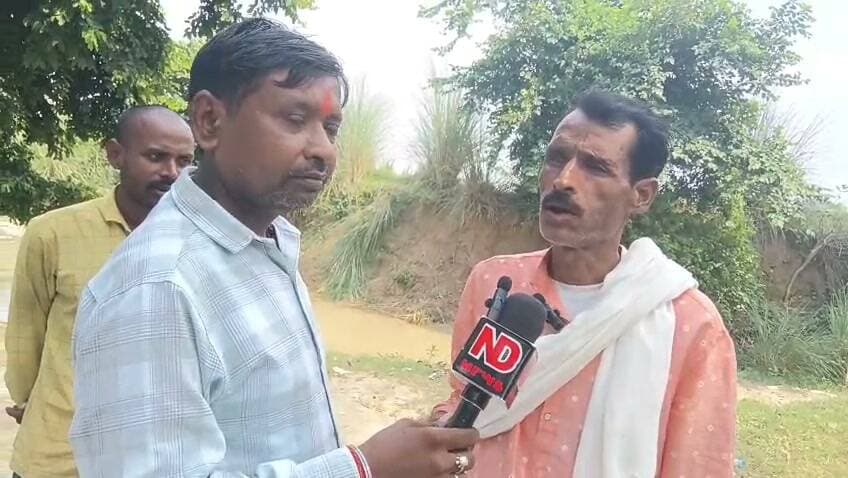 गंगा का बढ़ता जलस्तर फतेहपुर के तराई क्षेत्र पर भारी, छह गांवों में घुसा बाढ़ का पानी
सड़कें जलमग्न, नाव बनी सहारा; हजारों ग्रामीणों का जनजीवन प्रभावित
प्रशासन अलर्ट मोड में, राहत एवं बचाव व्यवस्था तेज; ग्रामीणों की नजर अब जलस्तर पर
✒️ रिपोर्ट: सहयोगी अंकित मिश्रा के साथ जिला ब्यूरो अजय श्रीवास्तव
फतेहपुर। लगातार हो रही बारिश और ऊपरी क्षेत्रों से छोड़े गए पानी के कारण गंगा का जलस्तर तेजी से बढ़ रहा है। इसका असर अब फतेहपुर जनपद के गंगा-यमुना तराई क्षेत्र में साफ दिखाई देने लगा है। प्रारंभिक जानकारी के अनुसार, कई गांवों के संपर्क मार्गों पर पानी भर गया है, जबकि छह गांवों में बाढ़ का पानी पहुंचने से जनजीवन प्रभावित हुआ है। प्रशासन ने संवेदनशील क्षेत्रों में सतर्कता बढ़ा दी है और लोगों से सुरक्षित स्थानों पर जाने की अपील की है।
स्थानीय लोगों के अनुसार, बढ़ते जलस्तर के कारण गांवों की सड़कें जलमग्न हो गई हैं, जिससे आवागमन प्रभावित हो रहा है। कई स्थानों पर नाव ही लोगों के आने-जाने का एकमात्र साधन बन गई है। खेतों में खड़ी फसलें पानी में डूबने लगी हैं और निचले इलाकों के घरों में भी पानी घुसने की सूचना मिल रही है। इससे किसानों और ग्रामीण परिवारों की चिंता बढ़ गई है।
जिलाधिकारी के निर्देश पर राजस्व, पुलिस, आपदा प्रबंधन तथा अन्य संबंधित विभागों की टीमें प्रभावित क्षेत्रों पर लगातार नजर बनाए हुए हैं। प्रशासन द्वारा बाढ़ संभावित गांवों में निगरानी बढ़ाने, लोगों को सुरक्षित स्थानों पर पहुंचाने तथा राहत सामग्री की उपलब्धता सुनिश्चित करने के निर्देश दिए गए हैं।
ग्रामीणों का कहना है कि यदि अगले कुछ दिनों तक जलस्तर इसी गति से बढ़ता रहा तो तराई क्षेत्र के कई और गांव बाढ़ की चपेट में आ सकते हैं। वहीं किसानों को फसल नुकसान और ग्रामीणों को आवागमन, पेयजल तथा दैनिक जरूरतों को लेकर कठिनाइयों का सामना करना पड़ सकता है।
प्रशासन ने लोगों से अफवाहों पर ध्यान न देने, नदी किनारे अनावश्यक आवाजाही से बचने तथा किसी भी आपात स्थिति में तत्काल स्थानीय प्रशासन, पुलिस या आपदा नियंत्रण कक्ष को सूचना देने की अपील की है। बाढ़ की स्थिति पर लगातार निगरानी रखी जा रही है और जलस्तर के अनुसार आगे की रणनीति तय की जाएगी l
फिलहाल स्थिति पर प्रशासन की लगातार नजर बनी हुई है। यदि जलस्तर में और वृद्धि होती है तो प्रभावित गांवों की संख्या बढ़ सकती है। ऐसे में राहत एवं बचाव कार्यों की प्रभावशीलता और समयबद्ध कार्रवाई ही जनहानि और नुकसान को कम करने में महत्वपूर्ण भूमिका निभाएगी।
🟥 ND NEWS | दैनिक निष्पक्ष धारा की अपील
बाढ़ प्रभावित क्षेत्रों के नागरिक प्रशासन द्वारा जारी निर्देशों का पालन करें और अनावश्यक रूप से नदी या जलभराव वाले क्षेत्रों में जाने से बचें। अभिभावक बच्चों को बाढ़ के पानी और तेज बहाव वाले क्षेत्रों से दूर रखें। प्रशासन से अपेक्षा है कि राहत शिविर, चिकित्सा सहायता, पशुओं के चारे, पेयजल तथा खाद्यान्न की पर्याप्त व्यवस्था सुनिश्चित करते हुए प्रभावित परिवारों तक समय पर सहायता पहुंचाई जाए।
👇👇👇
#NDNews #दैनिक_निष्पक्ष_धारा #Fatehpur #Flood #Ganga #FloodAlert #DisasterManagement #UPPolice #ReliefOperation #NDRF #UPGovt #BreakingNews
👇👇
@dgpup
@RSSorg
@UPGovt
@wpl1090
@RSSgeet
@Uppolice
@MIB_India
@PMOIndia
@HMOIndia
@abmanglik
@VHPDigital
@igrangealld
@myogioffice
@InfoDeptUP
@dmfatehpur
@sdmsadarftp
@CMOfficeUP
@CMOUP_RC
@UPPRD1948
@ChiefSecyUP
@ChiefSecyUP
@MahantYogiG
@FatehpurSdm
@fatehpurpolice
@BajrangDalOrg
@rashtrapatibhvn
@UPMahilaKalyan
@112UttarPradesh
@myogiadityanath
@CommissionerPrg
@ADGZonPrayagraj
@ndmaindia
@NDRFHQ
👇👇
🟥 ND NEWS | दैनिक निष्पक्ष धारा
मुख्य संपादक / संस्थापक: राजन सिंह हाड़ा
सह-संपादक: शालिनी सिंह भदौरिया
✒️ रिपोर्ट: सहयोगी अंकित मिश्रा के साथ जिला ब्यूरो अजय श्रीवास्तव
📍 कार्यालय-3: U158, हीरा स्वीट्स के पास, विकास मार्ग, लक्ष्मी नगर, पूर्वी दिल्ली, पिन कोड – 110092 (NCR)
📍 कार्यालय-2: विधानसभा रोड, बर्लिंगटन चौराहा, लखनऊ – 226001 (UP)
📍 कार्यालय-1: 1/1 अटल बिहारी चौराहा, नियर बर्मा चौराहा, फतेहपुर – 212601 (UP)
📅 दिनांक: 12 सितम्बर 2026
📆 दिन: शनिवार
📧 Email: ndnewschannel@gmail.com
📞 मोबाइल: 9696119696
नोट: यह समाचार उपलब्ध प्रारंभिक स्थानीय जानकारी पर आधारित है। प्रभावित गांवों की संख्या, जलस्तर तथा क्षति का अंतिम आकलन प्रशासन की आधिकारिक रिपोर्ट के बाद ही स्पष्ट होगा।