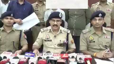 ₹5600 करोड़ के साइबर फ्रॉड नेटवर्क का खुलासा, कानपुर पुलिस ने दो आरोपियों को किया गिरफ्तार
72 बैंक खातों और 76 फर्जी कंपनियों के जरिए करोड़ों के लेन-देन का आरोप, ₹65.26 लाख नकद बरामद
ऑनलाइन निवेश, डिजिटल अरेस्ट और सट्टेबाजी के नाम पर देशभर में ठगी का संदेह, जांच जारी
✒️ रिपोर्ट : संपादक महेंद्र सिंह हाडा कानपुर नगर
कानपुर। उत्तर प्रदेश के कानपुर कमिश्नरेट पुलिस ने एक बड़े साइबर फ्रॉड नेटवर्क का खुलासा करने का दावा किया है। पुलिस के अनुसार, इस मामले में दो आरोपियों—शाहजेब वारिस (उर्फ शावेज़) और सलमान—को गिरफ्तार किया गया है। प्रारंभिक जांच में 72 बैंक खातों के माध्यम से पिछले तीन वर्षों में लगभग ₹5600 करोड़ के संदिग्ध लेन-देन का पता चला है। पुलिस ने आरोपियों के कब्जे से ₹65.26 लाख नकद, डिजिटल दस्तावेज और अन्य महत्वपूर्ण साक्ष्य भी बरामद किए हैं।
पुलिस आयुक्त रघुबीर लाल के अनुसार, शाहजेब को लुकआउट नोटिस के आधार पर हैदराबाद से ट्रांजिट रिमांड पर कानपुर लाया गया, जबकि सलमान को कानपुर के चमनगंज क्षेत्र से गिरफ्तार किया गया। जांच एजेंसियों का कहना है कि आरोपियों ने कथित रूप से 76 फर्जी कंपनियां बनाकर और अनेक बैंक खातों का इस्तेमाल कर साइबर ठगी की रकम को विभिन्न माध्यमों से इधर-उधर ट्रांसफर किया।
प्रारंभिक जांच में सामने आया है कि यह गिरोह कथित तौर पर ऑनलाइन निवेश के नाम पर धोखाधड़ी, डिजिटल अरेस्ट, ऑनलाइन गेमिंग, क्रिकेट सट्टेबाजी और हवाला नेटवर्क के जरिए लोगों को निशाना बनाता था। जांच एजेंसियां इस नेटवर्क के राष्ट्रीय और अंतरराष्ट्रीय कनेक्शन, बैंकिंग लेन-देन तथा अन्य सहयोगियों की भूमिका की भी जांच कर रही हैं।
मीडिया रिपोर्टों के अनुसार, नेशनल साइबर क्राइम रिपोर्टिंग पोर्टल (NCRP) पर इस नेटवर्क से जुड़े कई मामलों की शिकायतें दर्ज हैं। पुलिस अब बैंक खातों, फर्जी कंपनियों और धन के स्रोतों की गहन जांच कर रही है। मामले में अन्य लोगों की संलिप्तता से भी इनकार नहीं किया गया है।
पुलिस ने स्पष्ट किया है कि यह जांच अभी जारी है और पूरे नेटवर्क की परतें खोलने के लिए वित्तीय रिकॉर्ड, डिजिटल साक्ष्य तथा अन्य राज्यों की एजेंसियों से भी समन्वय किया जा रहा है। आरोपियों के खिलाफ आगे की वैधानिक कार्रवाई न्यायालय के समक्ष प्रस्तुत साक्ष्यों के आधार पर की जाएगी।
🟥 ND NEWS | दैनिक निष्पक्ष धारा की अपील
साइबर अपराधी लगातार नए-नए तरीकों से लोगों को ठगी का शिकार बना रहे हैं। किसी भी अनजान कॉल, लिंक, निवेश योजना, डिजिटल अरेस्ट या बैंक खाते से जुड़ी सूचना पर बिना पुष्टि विश्वास न करें। किसी भी साइबर ठगी की स्थिति में तुरंत 1930 हेल्पलाइन या National Cyber Crime Portal पर शिकायत दर्ज करें। कानून प्रवर्तन एजेंसियों से अपेक्षा है कि पूरे नेटवर्क की निष्पक्ष जांच कर इसमें शामिल सभी आरोपियों के विरुद्ध कठोर कार्रवाई सुनिश्चित करें।
👇👇👇
#NDNews #दैनिक_निष्पक्ष_धारा #Kanpur #CyberFraud #CyberCrime #DigitalArrest #OnlineScam #UPPolice #KanpurPolice #NCRP #CyberSecurity #BreakingNews #India
👇👇👇
@dgpup
@RSSorg
@UPGovt
@RSSgeet
@wpl1090
@Uppolice
@MIB_India
@PMOIndia
@HMOIndia
@VHPDigital
@InfoDeptUP
@myogioffice
@homeupgov
@CMOUP_RC
@CMOfficeUP
@ChiefSecyUP
@ChiefSecyUP
@MahantYogiG
@UpPolicemitra
@BajrangDalOrg
@UPPViralCheck
@rashtrapatibhvn
@112UttarPradesh
@UPMahilakalyan
@myogiadityanath
@kanpurnagarpol
@adgzonekanpur
@igrangekanpur
@CommissionerKnp
@cyberdost
@IndianCERT
@MHAIndia
@dgpup
@1930CyberHelpline
👇👇👇
🟥 ND NEWS | दैनिक निष्पक्ष धारा
मुख्य संपादक / संस्थापक: राजन सिंह हाड़ा
सह-संपादक: शालिनी सिंह भदौरिया
✒️ रिपोर्ट : संपादक महेंद्र सिंह हाडा कानपुर नगर
📍 कार्यालय-3: U158, हीरा स्वीट्स के पास, विकास मार्ग, लक्ष्मी नगर, पूर्वी दिल्ली, पिन कोड – 110092 (NCR)
📍 कार्यालय-2: विधानसभा रोड, बर्लिंगटन चौराहा, लखनऊ – 226001 (UP)
📍 कार्यालय-1: 1/1 अटल बिहारी चौराहा, नियर बर्मा चौराहा, फतेहपुर – 212601 (UP)
📅 दिनांक: 12 सितम्बर 2026
📆 दिन: शनिवार
📧 Email: ndnewschannel@gmail.com
📞 मोबाइल: 9696119696
नोट: यह समाचार पुलिस द्वारा दी गई प्रारंभिक जानकारी और प्रकाशित मीडिया रिपोर्टों पर आधारित है। आरोपियों के विरुद्ध लगाए गए आरोपों की अंतिम पुष्टि न्यायिक प्रक्रिया और जांच पूरी होने के बाद ही होगी।