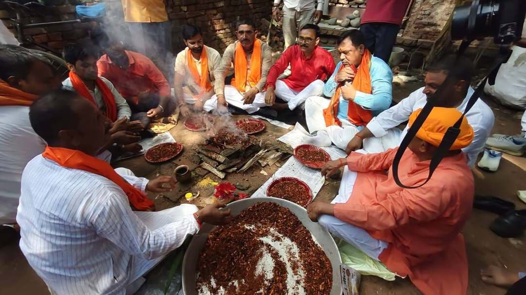 ‘अयोध्या हुई हमारी, अब मथुरा की है बारी’—खलीलाबाद में गूंजा जय श्रीराम का जयघोष
महंत अवैद्यनाथ जी की पुण्यतिथि पर विश्व हिंदू महासंघ ने निकाली विशाल शोभायात्रा, जनजागरण एवं हवन कार्यक्रम
खलीलाबाद, संत कबीर नगर। राष्ट्र संत एवं गोरक्षपीठ के पूर्व पीठाधीश्वर महंत अवैद्यनाथ जी महाराज की पुण्यतिथि के अवसर पर विश्व हिंदू महासंघ संत कबीर नगर के तत्वावधान में जिला मुख्यालय खलीलाबाद में विशाल शोभायात्रा, जनजागरण एवं हवन कार्यक्रम का आयोजन किया गया। कार्यक्रम के दौरान ‘अयोध्या हुई हमारी, अब मथुरा की है बारी’ का संदेश प्रमुखता से रखा गया।धर्माचार्य प्रकोष्ठ के प्रदेश अध्यक्ष डॉ. हरिओम पाठक एवं विश्व हिंदू महासंघ के प्रदेश अध्यक्ष भिखारी प्रजापति के निर्देश पर आयोजित कार्यक्रम में संगठन के पदाधिकारियों एवं कार्यकर्ताओं ने उत्साहपूर्वक भाग लिया।विशाल शोभायात्रा जूनियर हाईस्कूल प्रांगण, खलीलाबाद से प्रारंभ होकर गोला बाजार एवं मेहदावल बाईपास होते हुए समय माता मंदिर पहुंचकर संपन्न हुई। इसके बाद पंचमुखी हनुमान मंदिर में राष्ट्र संत महंत अवैद्यनाथ जी महाराज की पुण्यतिथि पर श्रद्धांजलि कार्यक्रम आयोजित किया गया। पदाधिकारियों एवं कार्यकर्ताओं ने उनके चित्र पर पुष्प अर्पित कर श्रद्धांजलि दी तथा उनके सामाजिक एवं धार्मिक योगदान को स्मरण किया।
इनके नेतृत्व में संपन्न हुआ कार्यक्रम
शोभायात्रा का नेतृत्व जिला अध्यक्ष दिनेश चतुर्वेदी ने किया। कार्यक्रम के प्रभारी बस्ती मंडल प्रभारी डॉ. सतीश चंद्र मिश्रा रहे। संचालन जिला महामंत्री सोनू गुप्ता ने तथा संयोजन जिला संयोजक संजय चौहान ने किया।कार्यक्रम में अतिथि के रूप में सोशल मीडिया प्रदेश महामंत्री इंजीनियर अखिलेश मिश्रा, प्रदेश मंत्री चंद्रकेश उपाध्याय, छेदी प्रसाद यादव, गौ रक्षा प्रकोष्ठ के प्रदेश मंत्री श्याम नारायण तिवारी, चिकित्सा प्रकोष्ठ के प्रदेश मंत्री मयंक राय तथा मातृ शक्ति प्रकोष्ठ की प्रदेश मंत्री शिखा अग्रहरि मौजूद रहीं।
महिला, युवा, गौ रक्षा, किसान एवं चिकित्सा प्रकोष्ठ की रही सक्रिय भागीदारी
कार्यक्रम को सफल बनाने में जिला प्रभारी दिनेश मौर्या एवं मातृशक्ति जिला अध्यक्ष श्रीमती शीला सिंह का विशेष सहयोग रहा। मातृशक्ति प्रकोष्ठ से रीना सिंह, रेखा अग्रहरि, मंजू देवी एवं उषा देवी सहित अन्य कार्यकर्ताओं ने सहभागिता की।
गौ रक्षा प्रकोष्ठ के जिला अध्यक्ष ज्ञान जायसवाल, युवा प्रकोष्ठ के जिला अध्यक्ष चिंतामणि मिश्रा, किसान प्रकोष्ठ के जिला अध्यक्ष बहादुर सिंह तथा चिकित्सा प्रकोष्ठ के जिला अध्यक्ष डॉ. अजीत अग्रहरि सहित विभिन्न प्रकोष्ठों के पदाधिकारी कार्यक्रम में शामिल हुए।विश्व हिंदू महासंघ के जिला उपाध्यक्षों में जय हिंद प्रजापति, राकेश शर्मा, अनूप चौरसिया, पतिराम मौर्य, रमेश प्रजापति, अजय कनौजिया, राहुल चौधरी, पंकज श्रीवास्तव, राजेश पाठक, आशुतोष त्रिपाठी ‘दरोगा’, विनोद चौबे सहित अनेक पदाधिकारी मौजूद रहे।जिला मंत्रीगण विनोद कनौजिया, सत्येंद्र प्रजापति, अजय सिंह, गंगा प्रसाद गुप्ता एवं विश्वजीत सिंह, तहसील प्रभारी दूधनाथ प्रजापति, तहसील अध्यक्ष संदीप अग्रहरि तथा धर्माचार्य प्रकोष्ठ के जिला अध्यक्ष बृजनंदन मिश्रा भी कार्यक्रम में उपस्थित रहे।
ब्लॉक स्तर से भी उमड़ा कार्यकर्ताओं का हुजूम
हैसर ब्लॉक अध्यक्ष सचिन अग्रहरि, महामंत्री संगम राजभर एवं उनकी टीम, खलीलाबाद ब्लॉक अध्यक्ष सुरेश चौधरी, राजेश प्रजापति, अभिमन्यु प्रजापति, सरौली पांडे, प्रेम सागर गुप्ता एवं वीरेंद्र कनौजिया सहित बड़ी संख्या में कार्यकर्ताओं ने सहभागिता की।सेमरियावां ब्लॉक से अजय मिश्रा, रामधनी गुप्ता, ओम प्रकाश गुप्ता, रामसेवक शर्मा, विजय भान चौधरी, राजकुमार कनौजिया, रामशंकर यादव, चंद्रभान लोधी, मेवालाल कनौजिया, शत्रुंजीत चौहान, सरवन चौहान, इंद्रजीत चौहान, सुमित चौहान, श्यामू प्रजापति, सतीश चौहान, पूर्णमासी चौहान, अशर्फीलाल पासवान, गोलू चौहान, राकेश चौहान, बचन चौहान, ज्ञान दास चौहान, राम लखन चौहान, सुरेंद्र प्रजापति, आकाश चौहान, दिनेश चौहान, सनोज चौहान, रामानंद प्रजापति, जोगिंदर यादव एवं राजन गुप्ता सहित अनेक कार्यकर्ता मौजूद रहे।मेहदावल ब्लॉक से दुर्गादत्त सिंह, विवेक सिंह, सीताराम खटीक, परमात्मा अग्रहरि, हरिशंकर पांडे एवं शंभू प्रजापति सहित कार्यकर्ताओं ने कार्यक्रम में सहभागिता की।हजारों कार्यकर्ताओं की मौजूदगी ने बढ़ाया उत्साह कार्यक्रम में जिले के विभिन्न ब्लॉकों एवं सभी प्रकोष्ठों के पदाधिकारी तथा कार्यकर्ता बड़ी संख्या में शामिल हुए। शोभायात्रा के दौरान कार्यकर्ताओं में खासा उत्साह देखने को मिला। कार्यक्रम के समापन पर संगठन के पदाधिकारियों ने सभी कार्यकर्ताओं एवं सहयोगियों के प्रति आभार व्यक्त करते हुए संगठन को मजबूत बनाने और सामाजिक एवं धार्मिक जागरूकता के कार्यक्रमों को आगे बढ़ाने का संकल्प व्यक्त किया।कार्यक्रम के दौरान “विश्व हिंदू महासंघ जिंदाबाद”, “परम पूज्य योगी आदित्यनाथ जी महाराज जिंदाबाद” तथा “जय जय श्रीराम, जय जय श्री राधे-कृष्ण” के जयघोष से वातावरण भक्तिमय एवं उत्साहपूर्ण बना रहा।