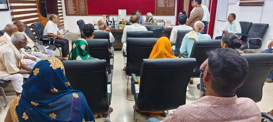 प्रेस विज्ञप्ति
समाहरणालय, मधेपुरा
जिला सूचना एवं जनसंपर्क कार्यालय, मधेपुरा
दिनांक : 11/09/2026
*“जनसमस्याओं के त्वरित समाधान हेतु प्रशासन पूरी तरह प्रतिबद्ध : जिलाधिकारी”*
*जनसुनवाई में 265 आवेदनों पर सुनवाई, संबंधित पदाधिकारियों को त्वरित निष्पादन के निर्देश*
मधेपुरा, 11/09/2026
आज दिनांक 11/ 09/ 2026 को समाहरणालय स्थित जिलाधिकारी कार्यालय कक्ष में जिला पदाधिकारी, मधेपुरा श्री अभिषेक रंजन की अध्यक्षता में जनसुनवाई कार्यक्रम आयोजित किया गया। कार्यक्रम में जिले के विभिन्न प्रखंडों से पहुंचे आम नागरिकों ने अपनी समस्याओं, शिकायतों एवं मांगों से संबंधित कुल 265 आवेदन जिला पदाधिकारी के समक्ष प्रस्तुत किए।
जनसुनवाई के दौरान जिला पदाधिकारी ने सभी आवेदकों की समस्याओं को गंभीरता, संवेदनशीलता एवं मानवीय दृष्टिकोण के साथ सुना तथा संबंधित विभागीय पदाधिकारियों को प्रत्येक मामले में त्वरित, प्रभावी एवं आवश्यक कार्रवाई सुनिश्चित करने का निर्देश दिया। उन्होंने स्पष्ट रूप से कहा कि सभी आवेदनों का निष्पादन निर्धारित समयसीमा के भीतर पारदर्शी, निष्पक्ष एवं न्यायसंगत तरीके से किया जाए, ताकि आमजन को शीघ्र राहत उपलब्ध हो सके।
जिलाधिकारी श्री अभिषेक रंजन ने कहा कि जिला प्रशासन सुशासन, जवाबदेह प्रशासन एवं जनकल्याण की भावना के साथ कार्य कर रहा है। जनसुनवाई कार्यक्रम आम नागरिकों और प्रशासन के बीच संवाद स्थापित करने का एक प्रभावी माध्यम है, जिसके माध्यम से लोगों की समस्याओं का सीधे संज्ञान लेकर समाधान सुनिश्चित किया जाता है।
उन्होंने संबंधित पदाधिकारियों को निर्देशित किया कि जनसुनवाई में प्राप्त मामलों को सर्वोच्च प्राथमिकता देते हुए गुणवत्तापूर्ण निष्पादन सुनिश्चित करें तथा किसी भी स्तर पर लापरवाही या अनावश्यक विलंब नहीं होने दें।
जिला प्रशासन, मधेपुरा द्वारा आमजनों की समस्याओं के त्वरित एवं प्रभावी निस्तारण, पारदर्शिता तथा जनसहभागिता को निरंतर सर्वोच्च प्राथमिकता दी जा रही है।
Information & Public Relations Department, Government of Bihar