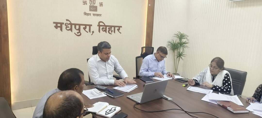समाहरणालय, मधेपुरा
जिला जनसंपर्क कार्यालय
*प्रेस विज्ञप्ति*
दिनांक : 12 सितंबर 2026
*आंगनबाड़ी केंद्र भवन निर्माण में तेजी लाने का जिलाधिकारी ने दिया निर्देश*
*विवादित भूमि का स्थल निरीक्षण, विद्यालयों से NOC एवं आंगनबाड़ी केंद्रों को प्राथमिक विद्यालय के शिक्षकों से टैग करने पर जोर*
जिला समाहरणालय स्थित न्यू एन.आई.सी. हॉल में शनिवार को जिलाधिकारी श्री अभिषेक रंजन, भा०प्र०से० की अध्यक्षता में आंगनबाड़ी केंद्र भवन निर्माण से संबंधित कार्यों की समीक्षात्मक बैठक आयोजित की गई। बैठक में आईसीडीएस, शिक्षा, राजस्व एवं मनरेगा से संबंधित पदाधिकारियों के साथ विभिन्न योजनाओं के अंतर्गत निर्माणाधीन आंगनबाड़ी केंद्र भवनों, भूमि की उपलब्धता तथा निर्माण में आ रही बाधाओं की विस्तृत समीक्षा की गई।
समीक्षा के क्रम में जिलाधिकारी ने भूमि का अनापत्ति प्रमाण-पत्र (NOC), विवादित एवं अतिक्रमित भूमि सहित अन्य लंबित मामलों की जानकारी लेते हुए सभी संबंधित पदाधिकारियों को आवश्यक कार्रवाई का निर्देश दिया। उन्होंने सभी बाल विकास परियोजना पदाधिकारियों, कार्यक्रम पदाधिकारियों (मनरेगा) एवं अंचलाधिकारियों को विवादित भूमि का संयुक्त रूप से स्थल निरीक्षण कर नियमानुसार आवश्यक कार्रवाई सुनिश्चित करने तथा NOC प्राप्त भूमि पर आंगनबाड़ी केंद्र भवन निर्माण कार्य में तेजी लाने का निर्देश दिया।
जिलाधिकारी ने जिला शिक्षा पदाधिकारी, मधेपुरा को विद्यालयों में आंगनबाड़ी केंद्र भवन निर्माण हेतु चिन्हित भूमि का NOC उपलब्ध कराने का निर्देश दिया। साथ ही सभी आंगनबाड़ी केंद्रों को निकटवर्ती प्राथमिक विद्यालय की कक्षा-1 के शिक्षक/शिक्षिका से टैग करते हुए सप्ताह में कम-से-कम एक दिन उनकी सहभागिता सुनिश्चित करने को कहा। उन्होंने सभी सीडीपीओ को आंगनबाड़ी केंद्रों पर पंजीकृत 5-6 वर्ष आयु वर्ग के बच्चों का वर्ष में दो बार School Exposure Visit कराने का भी निर्देश दिया, ताकि बच्चों को विद्यालयी वातावरण से परिचित कराया जा सके और उनके सहज विद्यालय संक्रमण को बढ़ावा मिले।
*सेवा संकल्प एवं कायाकल्प अभियान के प्रभावी क्रियान्वयन पर जोर*
बैठक में ‘सेवा संकल्प अभियान’ (17 सितंबर से 17 अक्टूबर 2026) के तहत निर्धारित गतिविधियों का प्रभावी आयोजन कर उनकी प्रविष्टि/अपलोडिंग पोर्टल पर ससमय सुनिश्चित करने का निर्देश दिया गया।
इसके अतिरिक्त ‘कायाकल्प अभियान’ के अंतर्गत मरम्मत एवं रंग-रोगन योग्य आंगनबाड़ी केंद्रों को चिन्हित कर आवश्यक कार्रवाई करने तथा नए आंगनबाड़ी केंद्रों के निर्माण हेतु उपयुक्त भूमि का चिन्हांकन कर उसे ग्राम सभा से पारित कराने का निर्देश संबंधित पदाधिकारियों को दिया गया।
जिलाधिकारी ने स्पष्ट किया कि आंगनबाड़ी केंद्र केवल भवन निर्माण तक सीमित न रहें, बल्कि बच्चों के पोषण, प्रारंभिक शिक्षा, स्वास्थ्य एवं समग्र विकास के लिए प्रभावी केंद्र के रूप में कार्य करें। इसके लिए विभिन्न विभागों के बीच बेहतर समन्वय एवं कार्यों की नियमित निगरानी सुनिश्चित करने पर विशेष बल दिया गया।
बैठक में उप विकास आयुक्त, मधेपुरा, जिला प्रोग्राम पदाधिकारी (आईसीडीएस), जिला शिक्षा पदाधिकारी, जिला कार्यक्रम पदाधिकारी (मनरेगा), सभी अंचलाधिकारी, प्रखंड शिक्षा पदाधिकारी, कार्यक्रम पदाधिकारी एवं बाल विकास परियोजना पदाधिकारी सहित अन्य संबंधित पदाधिकारी उपस्थित थे।
Information & Public Relations Department, Government of Bihar