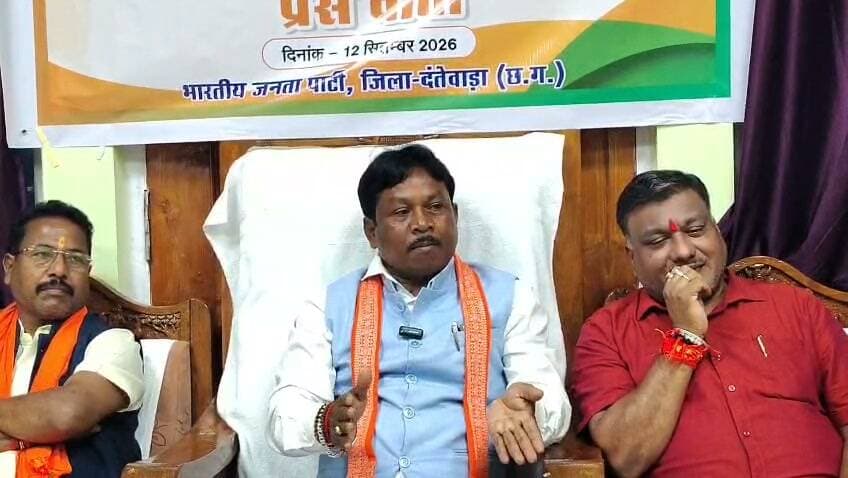 बस्तर को पृथक राज्य बनाने की मांग को लेकर सियासत तेज हो गई है। इस मुद्दे पर बस्तर सांसद महेश कश्यप का बड़ा बयान सामने आया है। सांसद ने कहा कि बस्तर की आम जनता में अलग राज्य की कोई मांग नहीं है। उन्होंने आरोप लगाया कि नक्सल और माओवादी विचारधारा से प्रभावित लोग इसे हवा दे रहे हैं। महेश कश्यप ने कहा कि कुछ लोग निजी राजनीतिक हितों के लिए जनता को भ्रमित कर रहे हैं। सांसद ने कहा कि जनता की वास्तविक मांग होगी तो वे मजबूती से जनता के साथ खड़े रहेंगे।
#bjp #chhattisgarh #chhattisgarhiya #trending #cgfestival #cgreels #छत्तीसगढ़ #chhattisgarhnews #VijaySharma #raipur #भूपेशबघेल #congress #facebookpost #modification #AmitShah #गृहविभाग #rahulgandi #संविधान #facebookreelsviralviralシfypシ゚ #बस्तर #बस्तर_बोले_महेश_कश्यप #बस्तर_लोकसभा #chhattisgarhnews