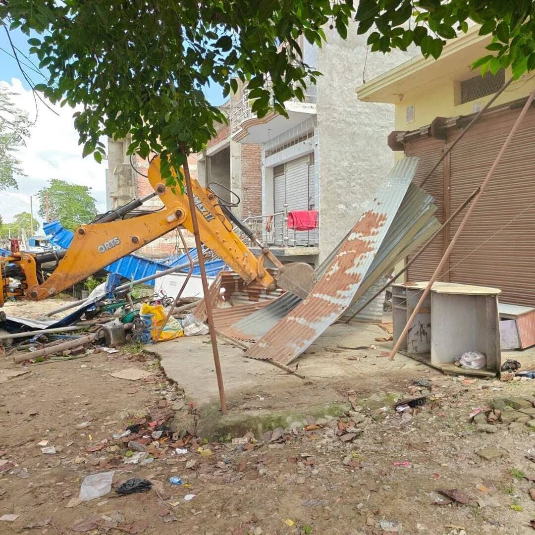 🚨 उतरौला में गरजा प्रशासन का बुलडोजर! 🚨
पटरियों और नालियों पर कब्जा करने वालों में मचा हड़कंप, कई ने खुद समेटीं गुमटियां और टीनशेड
उतरौला, बलरामपुर।
नगर में अवैध अतिक्रमण के खिलाफ शनिवार को प्रशासन ने बड़ा अभियान चलाया। एसडीएम योगेंद्र शरण शाह के नेतृत्व में तुलसीपुर मार्ग से बरदही बाजार तिराहे तक बुलडोजर कार्रवाई की गई।
सड़क की पटरियों और नालियों पर किए गए अवैध निर्माणों को हटाकर रास्ता साफ कराया गया। प्रशासनिक बुलडोजर पहुंचते ही कब्जेदारों में हड़कंप मच गया। कई दुकानदार अपनी गुमटियां, टीनशेड और सामान खुद हटाते नजर आए।
प्रशासन ने साफ कर दिया है कि सार्वजनिक रास्तों, पटरियों और नालियों पर अतिक्रमण किसी भी कीमत पर बर्दाश्त नहीं किया जाएगा।
अधिकारियों के मुताबिक, कब्जेदारों को पहले ही अतिक्रमण हटाने की चेतावनी दी गई थी। चेतावनी के बावजूद कब्जा न हटाने वालों पर नियमानुसार कार्रवाई की गई।
अभियान के दौरान सीओ उतरौला डॉ. जितेंद्र कुमार, कोतवाल अवधेश राज सिंह समेत पुलिस बल और नगर पालिका की टीम मौजूद रही।
प्रशासन का संदेश साफ—सड़क और सार्वजनिक जमीन पर कब्जा किया तो कार्रवाई तय!
अतिक्रमण के खिलाफ अभियान आगे भी जारी रहने की बात प्रशासन ने कही है।
#उतरौला #बलरामपुर #अतिक्रमण #BulldozerAction #प्रशासन #Utraula #Balrampur #UPNews #BreakingNews #सुनहरासंसार #अहमदरजा