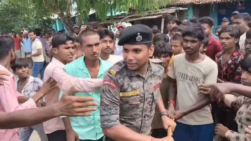 सीतामढ़ी में हत्या के बाद भीड़ ने पुलिस वालों पर कर दिया हमला गाड़ियों को तोड़फोड़ दिया पुलिस वाले भागे