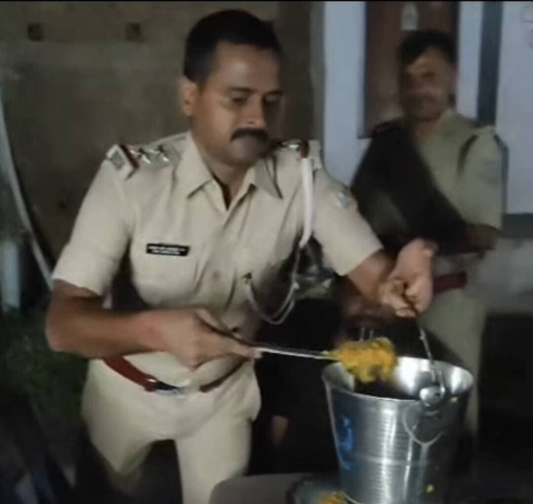 बाढ़ पीड़ितों का सहारा बन रही झारखंड पुलिस,साहिबगंज में गंगा के बढ़ते जलस्तर के बीच पुलिस ने बाढ़ प्रभावित परिवारों के लिए 4 थाना क्षेत्रों में लंगर की शुरुआत की। एसपी अमित