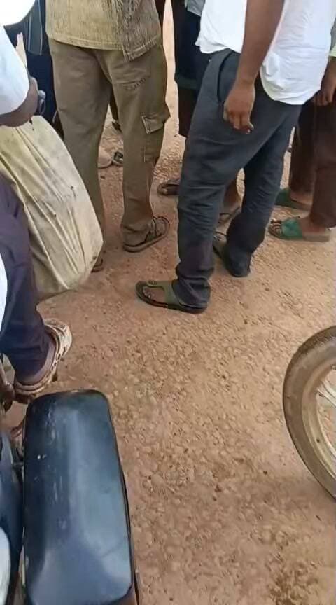 *सतना - कोटर स्थित शाशकीय विद्यालय मे बच्चो के बीच हुए आपसी विवाद मे एक युवक लेकर पंहुचा कट्टा, जिसे ग्रामीणों ने धर दबोचा, पुलिस को दी गयी सुचना*