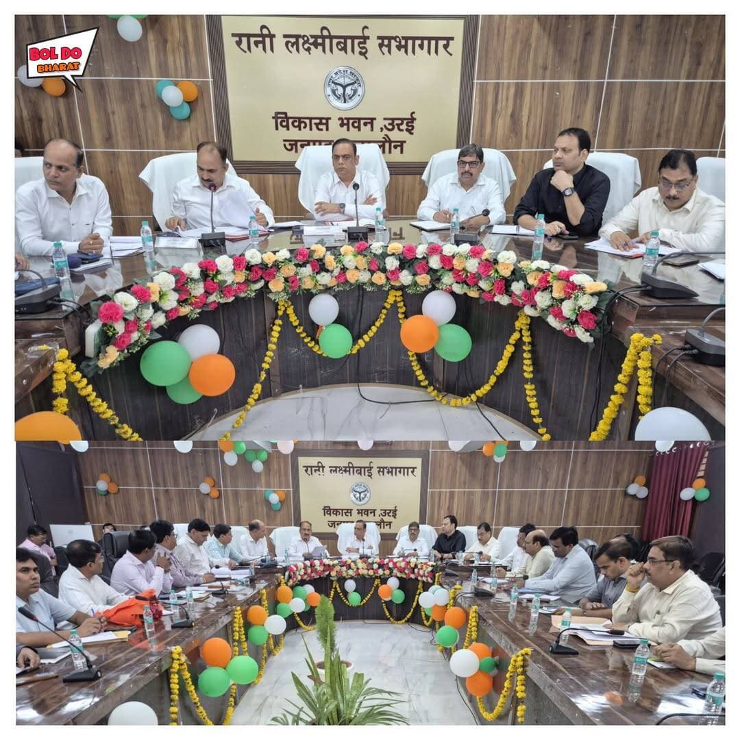 नवागंतुक डीएम समीर ने अधिकारियों के साथ की बैठक, सेवा संकल्प अभियान की तैयारियों को लेकर दिए दिशा-निर्देश
17 सितंबर से 17 अक्टूबर तक चलेगा अभियान, सेवा, सुशासन और विकसित भारत-2047 के संकल्प को जन-जन तक पहुंचाने पर जोर
जितेंद्र गुप्ता ✍️। जालौन
नवागंतुक जिलाधिकारी समीर ने विकास भवन स्थित रानी लक्ष्मीबाई सभागार में समस्त जिलास्तरीय अधिकारियों के साथ बैठक कर शासन की प्राथमिकताओं एवं आगामी ‘सेवा संकल्प अभियान’ की तैयारियों की समीक्षा की। उन्होंने अधिकारियों को निर्देश दिए कि अभियान के सभी कार्यक्रमों का प्रभावी क्रियान्वयन सुनिश्चित करते हुए अधिक से अधिक जनभागीदारी कराई जाए तथा योजनाओं के लाभार्थियों और जनपद की उपलब्धियों को प्रमाणिक रूप से सामने लाया जाए। अभियान 17 सितंबर से 17 अक्टूबर 2026 तक चलेगा और इसका उद्देश्य 25 वर्षों की जनसेवा की उपलब्धियों को जन-जन तक पहुंचाते हुए नागरिकों को ‘विकसित भारत-2047’ के सामूहिक संकल्प से जोड़ना है।
जिलाधिकारी ने बताया कि अभियान में 12 प्रमुख कार्यक्रम, त्रिस्तरीय समन्वय व्यवस्था, साप्ताहिक समीक्षा तथा डेटा संकलन एवं डिजिटलाइजेशन पर विशेष जोर रहेगा। कार्ययोजना के अनुसार ‘आशीर्वाद का दीया’ के तहत 17 सितंबर को शाम 7 बजे दीप प्रज्वलन, रक्तदान एवं दिव्यांगजन कल्याण कार्यक्रम होंगे। ‘मेरे सपनों का भारत’ में कक्षा 5-8 के लिए चित्रकला तथा कक्षा 9-12 के लिए भाषण प्रतियोगिताएं, उच्च शिक्षण संस्थानों में डिबेट और प्रदर्शनी आयोजित होंगी। ‘नमो सेवा-अनकही कहानियां’ के अंतर्गत 18-20 कलाकारों की टोलियों द्वारा गांव-गांव नुक्कड़ नाटकों के माध्यम से सेवा एवं विकास की कहानी पहुंचाई जाएगी। ‘आंगन मिलन सेवा’ के तहत आंगनबाड़ी केंद्रों पर तीन दिवसीय कार्यक्रम, कार्यकत्रियों, आशा दीदियों एवं उत्कृष्ट माताओं का सम्मान, स्वस्थ बेबी प्रतियोगिता तथा पोषण सामग्री वितरण होगा। ‘सेवा की कहानी’ के तहत लाभार्थियों के जीवन में आए बदलावों पर 60 सेकंड की रील बनाई जाएंगी, जबकि डिजिटल इन्फ्लुएंसर को परिवर्तनकारी परियोजनाओं का भ्रमण कराया जाएगा। इसी क्रम में ‘सेवा ज्योति कलश यात्रा’ के माध्यम के जरिए जल, जन और सेवा का संवाद तथा ‘सेवा मेरा योगदान’ के अंतर्गत रक्तदान, वृक्षारोपण, स्वच्छता, स्वास्थ्य, महिला एवं बाल कल्याण, शिक्षा, जल संरक्षण, साइबर सुरक्षा, सड़क सुरक्षा, नशामुक्ति, पोषण, वोकल फॉर लोकल, गौशाला सेवा सहित 25 सेवा गतिविधियों में जनभागीदारी सुनिश्चित की जाएगी। प्रत्येक विधानसभा में न्यूनतम दो स्थलों का कायाकल्प तथा 25 मिनट श्रमदान का प्रावधान भी है। ‘सेवा के रंग, राष्ट्र के संग’ में भारत मंडल’ एवं मानव रंगोली, ‘सेवा फर्स्ट इनोवेशन चैलेंज’ में युवाओं, विद्यार्थियों और स्टार्टअप को राष्ट्रीय मंच तथा ‘सुशासन सेवा संवाद’ में जनप्रतिनिधियों द्वारा विकसित भारत-2047 का संकल्प एवं वंदे मातरम् गायन प्रस्तावित है। अभियान के अंतर्गत प्रमुख स्मारकों पर लेजर शो, तीर्थस्थलों पर महायज्ञ एवं विशेष अनुष्ठान, 25 सितंबर को पुस्तकालयों का लोकार्पण तथा ग्राम चौपालों के माध्यम से जनता से सीधा संवाद भी होगा। साथ ही जनपदवार महत्वपूर्ण धार्मिक-सांस्कृतिक स्थल, अवस्थापना एवं कनेक्टिविटी परियोजनाएं, शिक्षा एवं कौशल, स्वास्थ्य एवं खेल, पंचायती राज एवं सुशासन तथा ODOP एवं स्थानीय उद्यमियों की सफलता की कहानियों का डेटा-बैंक तैयार किया जाएगा। जिलाधिकारी ने सूचना एवं जनसंपर्क विभाग को अभियान की मीडिया कवरेज, सफलता की कहानियों एवं रील्स का व्यापक प्रचार-प्रसार, प्रिंट मीडिया समन्वय, उपलब्धियों पर लेख-साक्षात्कार, सोशल मीडिया कार्ययोजना तथा इन्फ्लुएंसर प्रबंधन सुनिश्चित करने के निर्देश दिए। उन्होंने कहा कि सभी विभाग आपसी समन्वय से अभियान को जनभागीदारी और सेवा भावना का व्यापक स्वरूप दें, ताकि सेवा, सुशासन और विकास का संदेश प्रत्येक नागरिक तक पहुंचे।
<nis:link nis:type=tag nis:id=orai nis:value=orai nis:enabled=true nis:link/> <nis:link nis:type=tag nis:id=jalaun nis:value=jalaun nis:enabled=true nis:link/> <nis:link nis:type=tag nis:id=dmjalaun nis:value=Dmjalaun nis:enabled=true nis:link/> <nis:link nis:type=tag nis:id=jalaunnews nis:value=jalaunnews nis:enabled=true nis:link/>