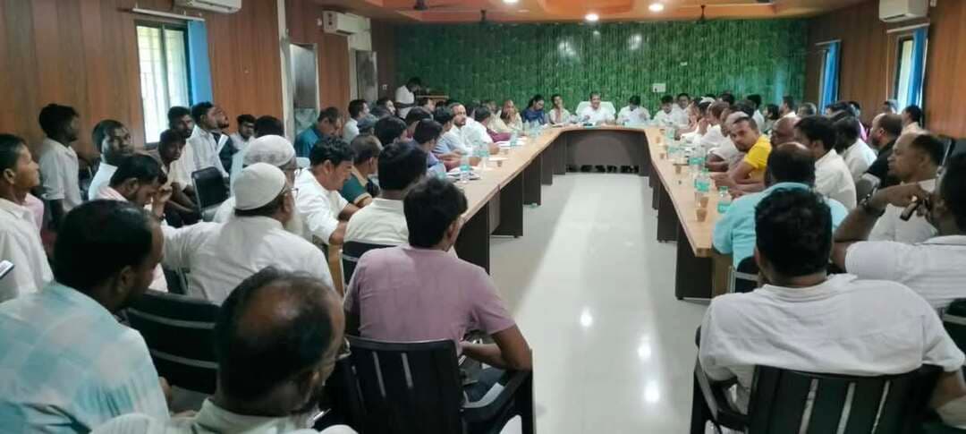 किशनगंज लोकसभा क्षेत्र के दिघलबैंक प्रखंड मुख्यालय स्थित सभागार भवन में माननीय सांसद डॉ. मोहम्मद जावेद आज़ाद की अध्यक्षता में समीक्षात्मक बैठक आयोजित की गई।
बैठक में विभिन्न विभागों के पदाधिकारी एवं पंचायत स्तरीय जनप्रतिनिधि उपस्थित रहे। सांसद महोदय ने विद्युत, कृषि, राजस्व, शिक्षा, स्वास्थ्य, नदी कटाव, ICDS, पैक्स, आवास योजना सहित विभिन्न विकास एवं जनकल्याणकारी योजनाओं की प्रगति की समीक्षा की।उन्होंने अधिकारियों को समयबद्ध एवं तत्परता से कार्य करने तथा प्रत्येक पात्र व्यक्ति तक सरकारी योजनाओं का लाभ सुनिश्चित करने का निर्देश दिया। साथ ही जनप्रतिनिधियों से जनहित के कार्यों में प्रशासन का सहयोग करने की अपील की।
जनसेवा, विकास और जनहित के प्रति प्रतिबद्धता निरंतर जारी है।
#Kishanganj #Dighalbank #DrMohammadJawedAzad #जनसेवा #विकास #जनहित