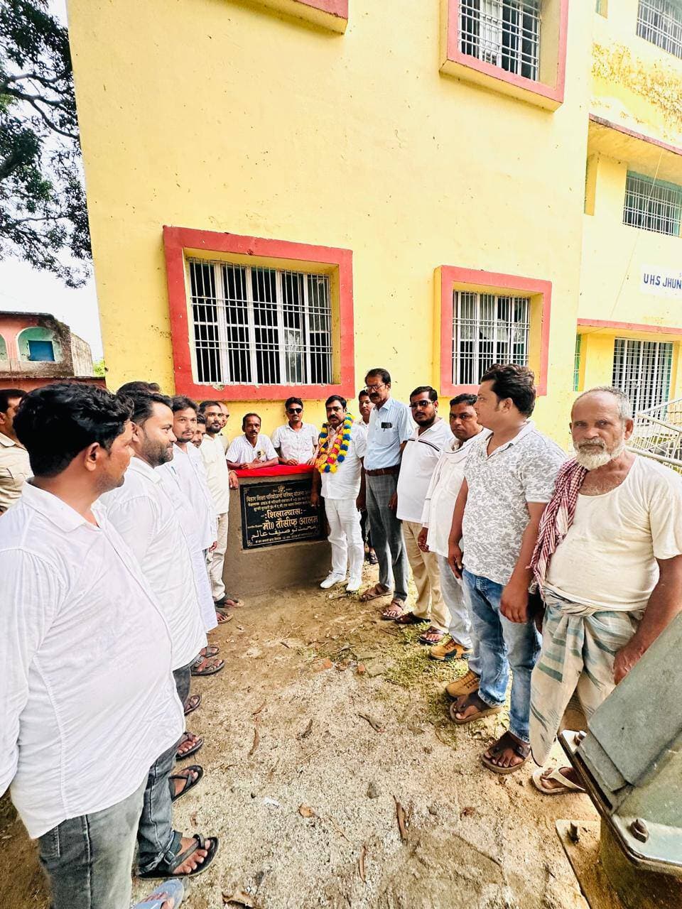 झुनकी प्लस टू विद्यालय में एसीएस भवन का विधायक ने किया शिलान्यास
टेढ़ागाछ। मटियारी पंचायत स्थित झुनकी प्लस टू उच्च विद्यालय परिसर में शनिवार को बिहार शिक्षा परियोजना परिषद की योजना से एसीएस भवन निर्माण का शिलान्यास विधायक तौसीफ आलम ने किया। विधायक ने कहा कि आधारभूत सुविधाओं के विकास से विद्यार्थियों को बेहतर शैक्षणिक माहौल मिलेगा। मौके पर मुखिया प्रतिनिधि सबदर हुसैन अंसारी, रफीक, नौशाद, तौफीक व महमूद आलम सहित ग्रामीण मौजूद रहे।